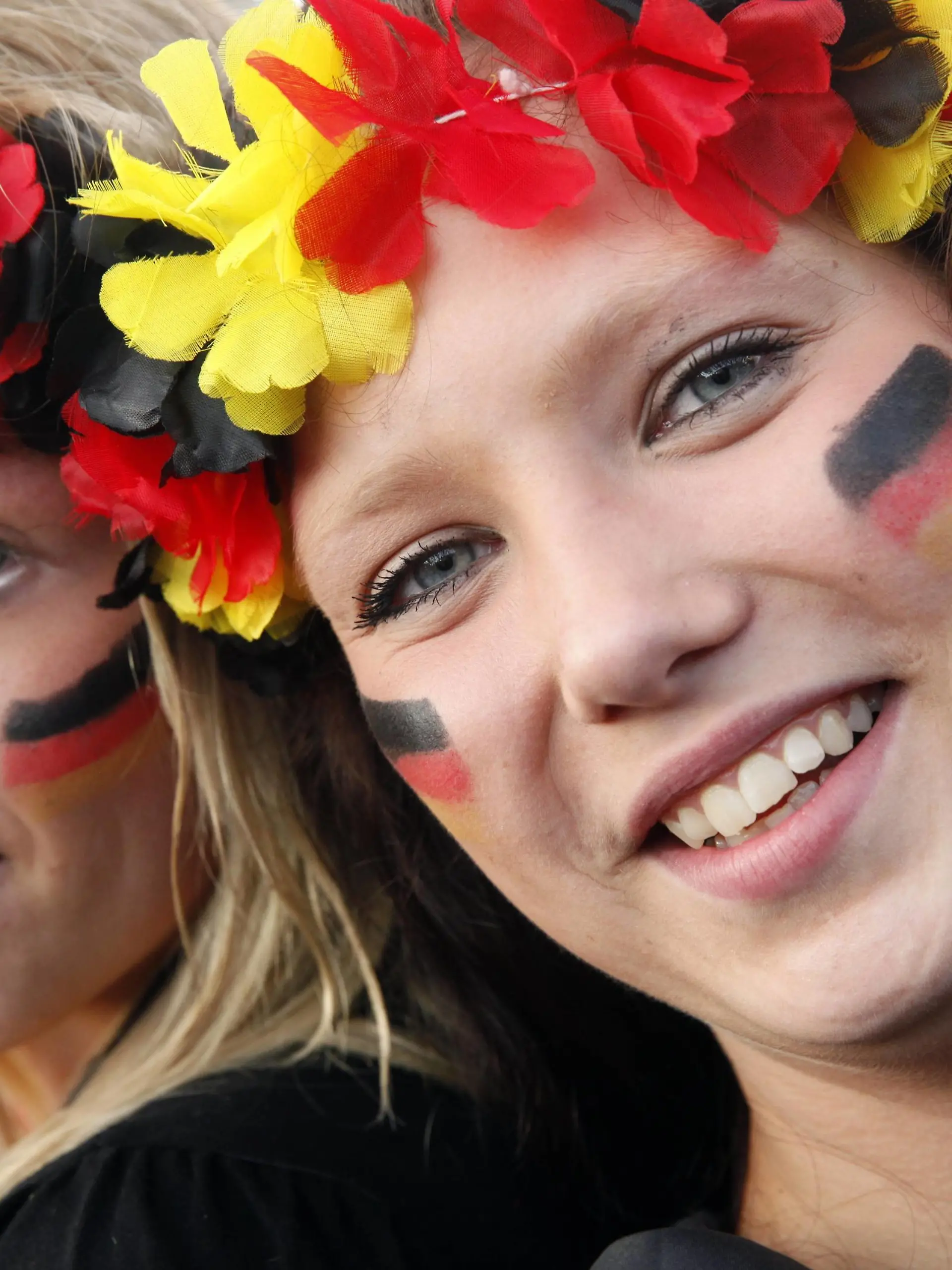 Berlin-Mitte: Fanfest auf der Straße des 17. Juni vor dem Brandenburger Tor anlässlich der FIFA Fußball WM 2014 in Brasilien. Sehr gute Stimmung unter den Fußballbegeisterten trotz zum Teil starken Regenschauern - 3. Gruppenspiel Deutschland gegen USA

Berlin centre Fanfest on the Road the 17 June before the Brandenburg goal during the FIFA Football World Cup 2014 in Brazil a lot Good Mood under the Fußballbegeisterten despite to Part strong Rain 3 Group game Germany against USA