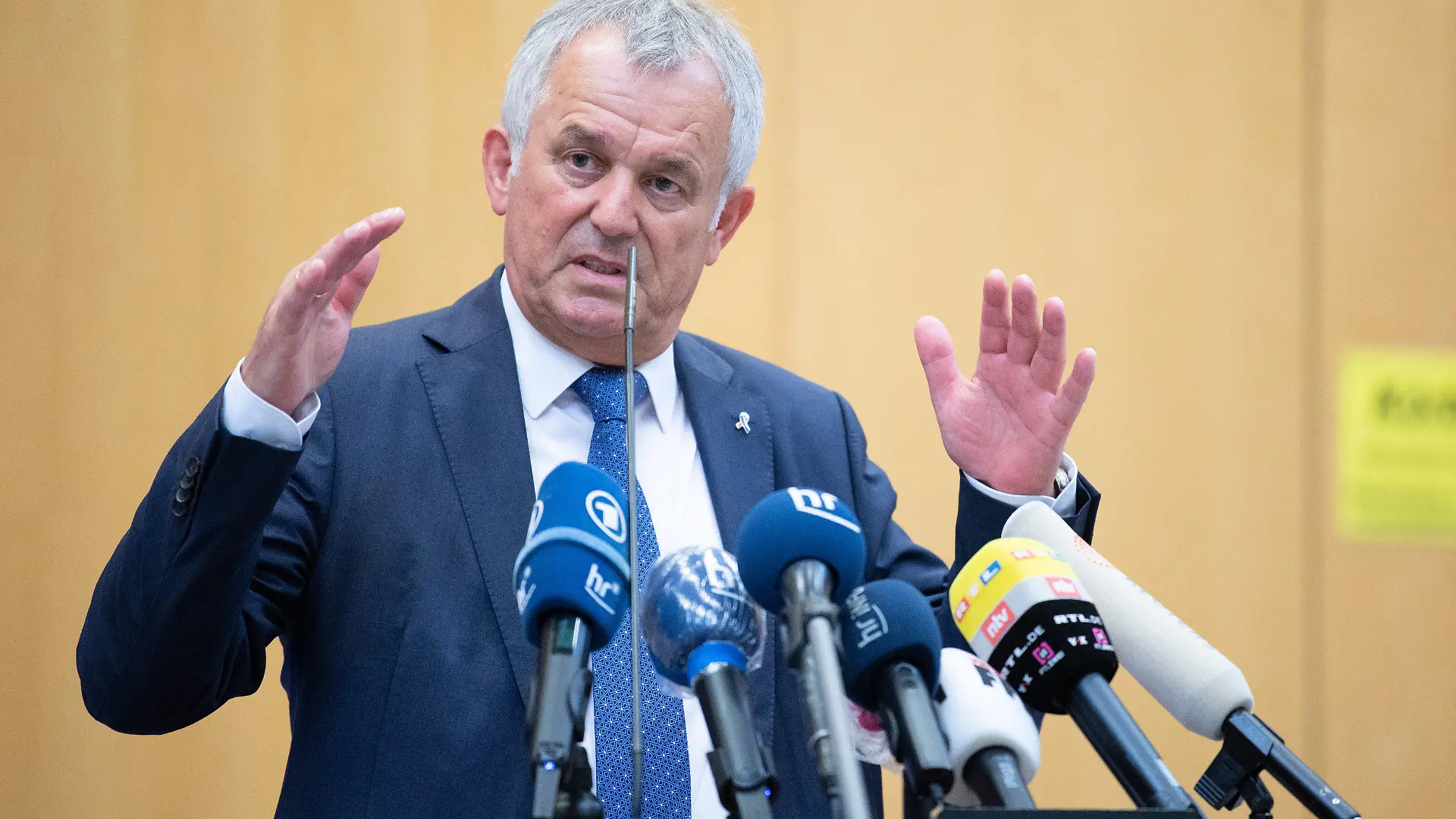 09.06.2021, Hessen, Frankfurt/Main: Nach Bekanntwerden von massiven Rechtsextremismus-Vorwürfen gegen Teile des Spezialeinsatzkommandos (SEK) der Frankfurter Polizei tritt Polizeipräsident Gerhard Bereswill vor die Presse. Nach Ermittlungen gegen 18 SEK-Beamte im Zusammenhang mit rechtsextremen Chatgruppen wird das Spezialeinsatzkommando (SEK) der Frankfurter Polizei umorganisiert. Bisher wurden 18 Beamte vom Dienst suspendiert, die sich an rechtsextremen Chats beteiligt haben sollen. Im Zuge der Ermittlungen hat das LKA mehrere Häuser und Wohnungen durchsucht. Foto: Boris Roessler/dpa +++ dpa-Bildfunk +++