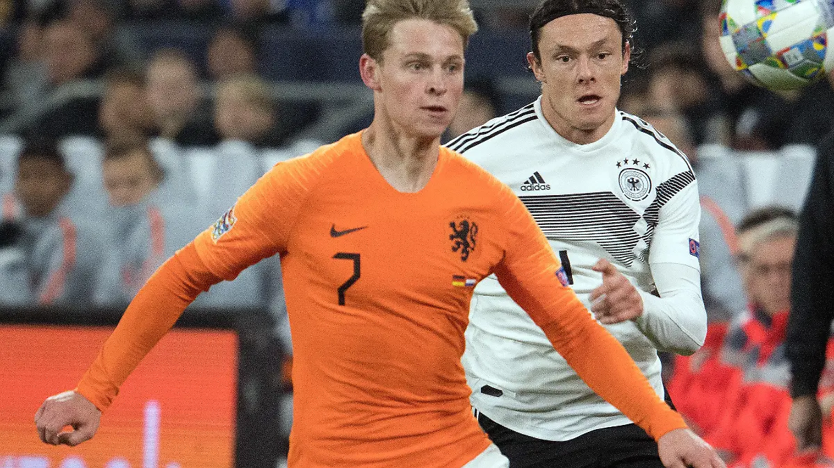 ARCHIV - 19.11.2018, Nordrhein-Westfalen, Gelsenkirchen: Fußball: Nations League A, Deutschland - Niederlande, Gruppenphase, Gruppe 1, 6. Spieltag am 19.11.2018 in der Veltins-Arena. Deutschlands Nico Schulz (l) und der Nioederländer Frenkie De Jong kämpfen um den Ball. (zu dpa: "Ajax-Jungstar de Jong wechselt für 75 Millionen Euro zum FC Barcelona") Foto: Federico Gambarini/dpa +++ dpa-Bildfunk +++