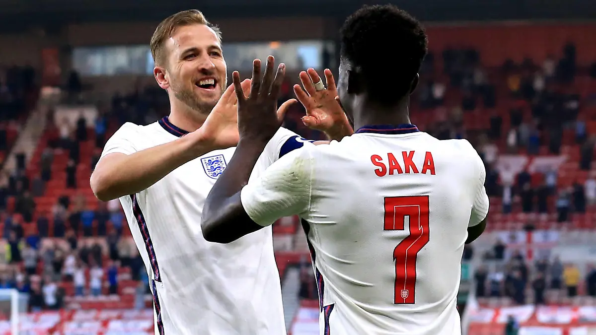 England v Austria - International Friendly, Länderspiel, Nationalmannschaft - Riverside Stadium England s Bukayo Saka right celebrates with team-mate Harry Kane after scoring their side s first goal of the game during the International Friendly at The Riverside Stadium, Middlesbrough. Picture date: Wednesday June 2, 2021. Use subject to FA restrictions. Editorial use only. Commercial use only with prior written consent of the FA. No editing except cropping. PUBLICATIONxINxGERxSUIxAUTxONLY Copyright: xLindseyxParnabyx 60145160 