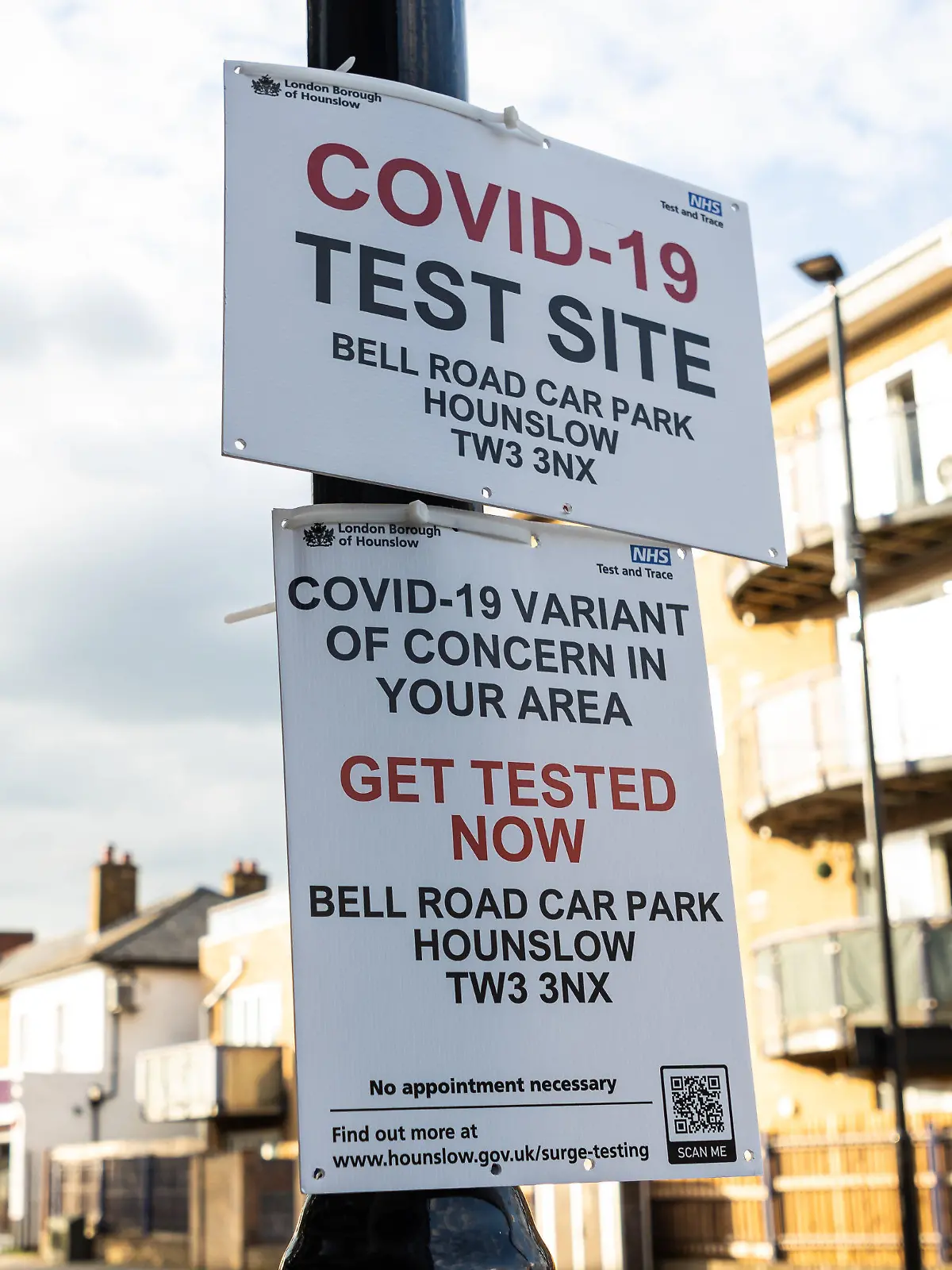 Delta-Variante-Hinweis-Schilder in Hounslow, das zu einem der größten Hotspots für die dominierende indische Variante des Coronavirus wurde.