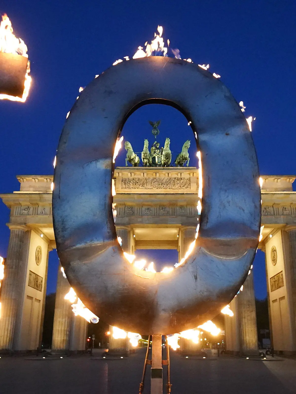 dpatopbilder - 06.05.2021, Berlin: Bei einer Greenpeace-Aktion steht ein CO-2 Schriftzug vor dem Brandenburger Tor, aus dem Flammen schlagen. Mit der Aktion fordern Aktivisten der Umweltschutz-Organisation Greenpeace die Bundesregierung auf, den CO-2 Ausstoß in Deutschland weiter zu reduzieren und auf die Einhaltung der Ziele des Weltklimagipfels von Paris zu achten. Foto: Jörg Carstensen/dpa +++ dpa-Bildfunk +++