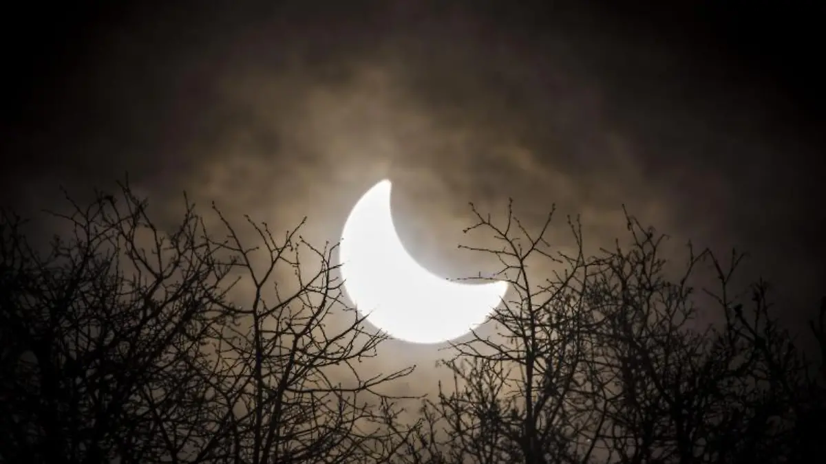 Der Mond hat sich vor die Sonne geschoben