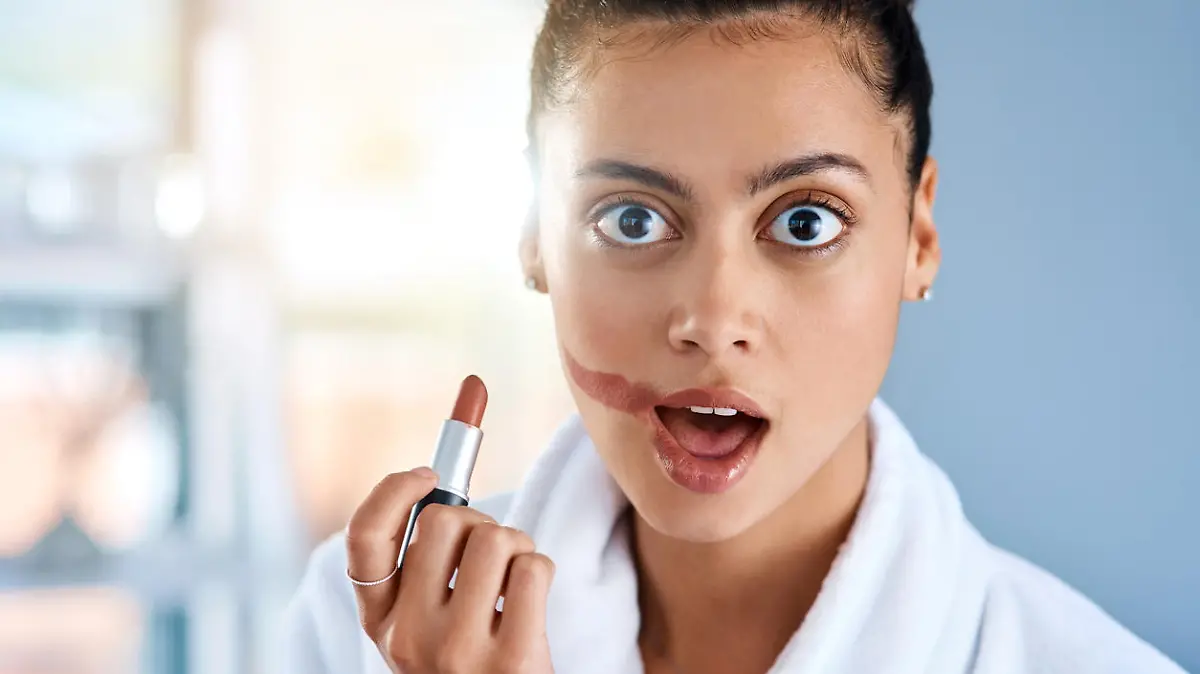 Frau trägt Lippenstift auf