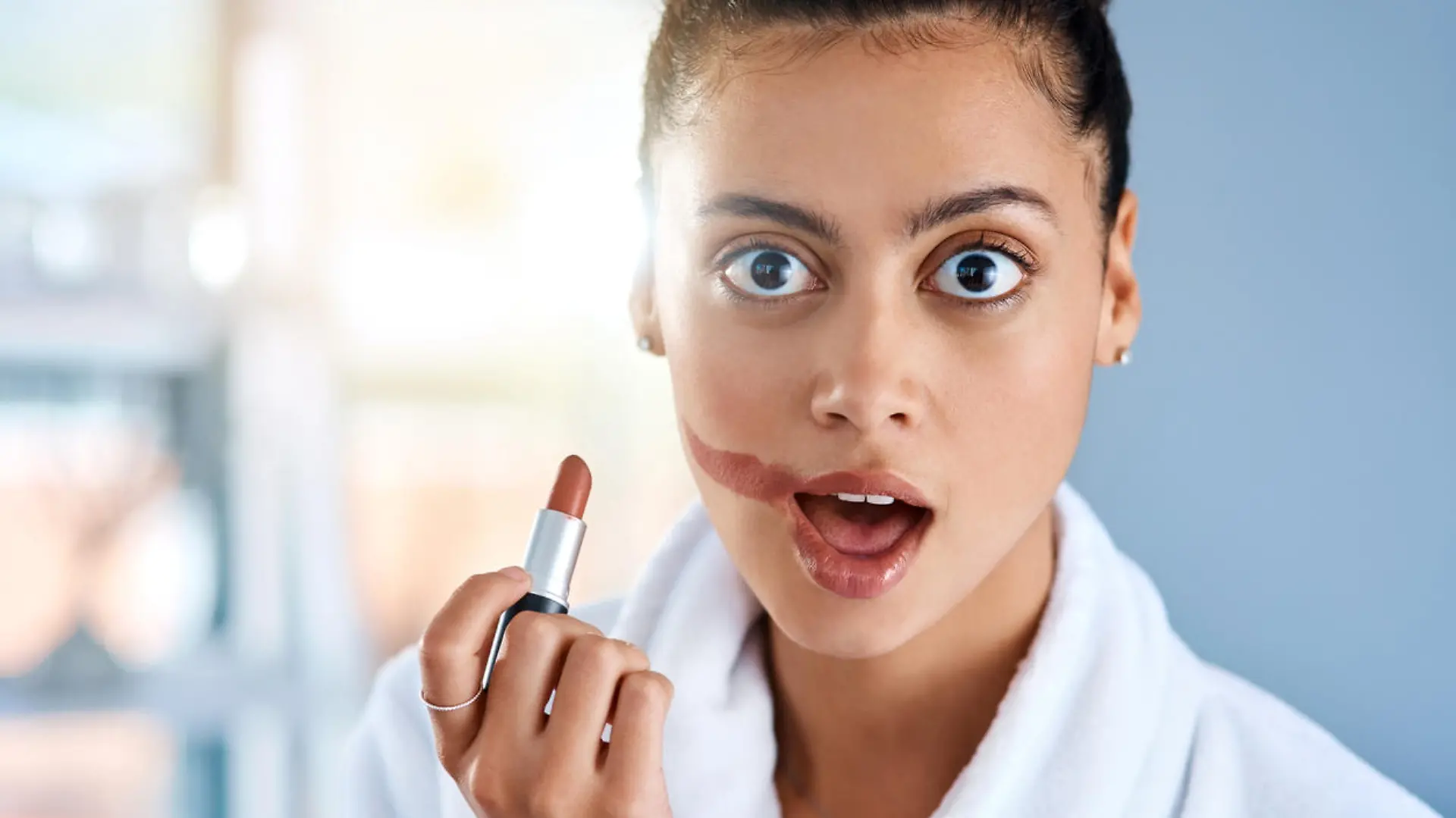 Frau trägt Lippenstift auf