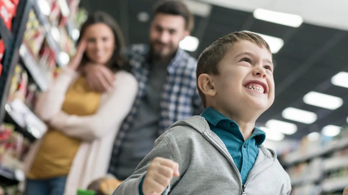 Kleiner Junge blamiert Eltern im Supermarkt