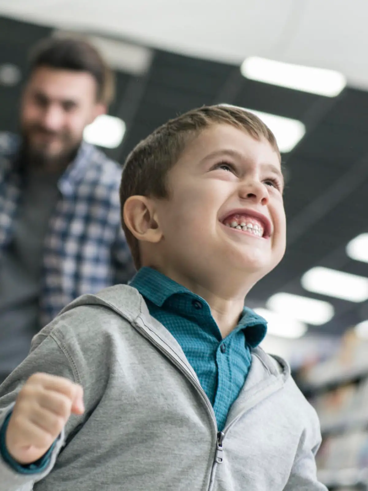 Kleiner Junge blamiert Eltern im Supermarkt