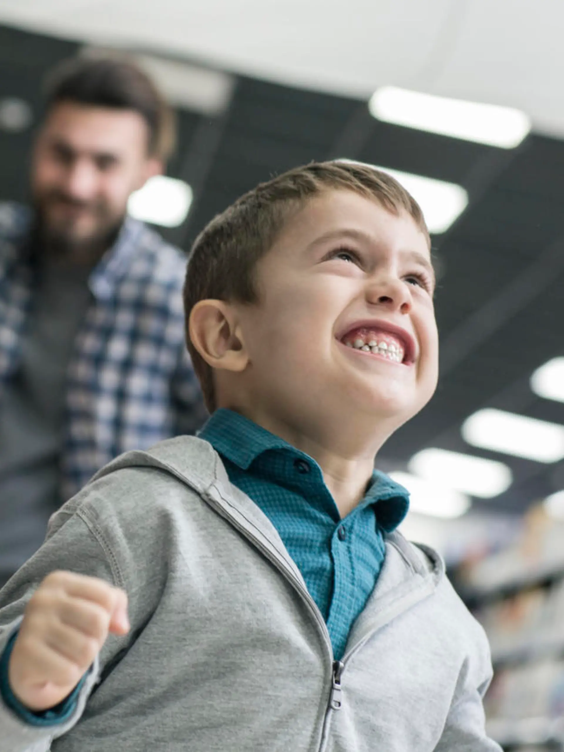 Kleiner Junge blamiert Eltern im Supermarkt