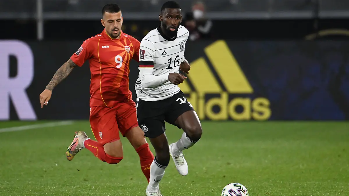31.03.2021, Nordrhein-Westfalen, Duisburg: Fußball: WM-Qualifikation Europa, Deutschland - Nordmazedonien, Gruppenphase, Gruppe J, 3. Spieltag in der Schauinsland-Reisen-Arena. Aleksandar Trajkovski (Nordmazedonien) und Antonio Rüdiger (Deutschland, r) in Aktion. WICHTIGER HINWEIS: Gemäß den Vorgaben der DFL Deutsche Fußball Liga bzw. des DFB Deutscher Fußball-Bund ist es untersagt, in dem Stadion und/oder vom Spiel angefertigte Fotoaufnahmen in Form von Sequenzbildern und/oder videoähnlichen Fotostrecken zu verwerten bzw. verwerten zu lassen. Foto: Federico Gambarini/dpa +++ dpa-Bildfunk +++