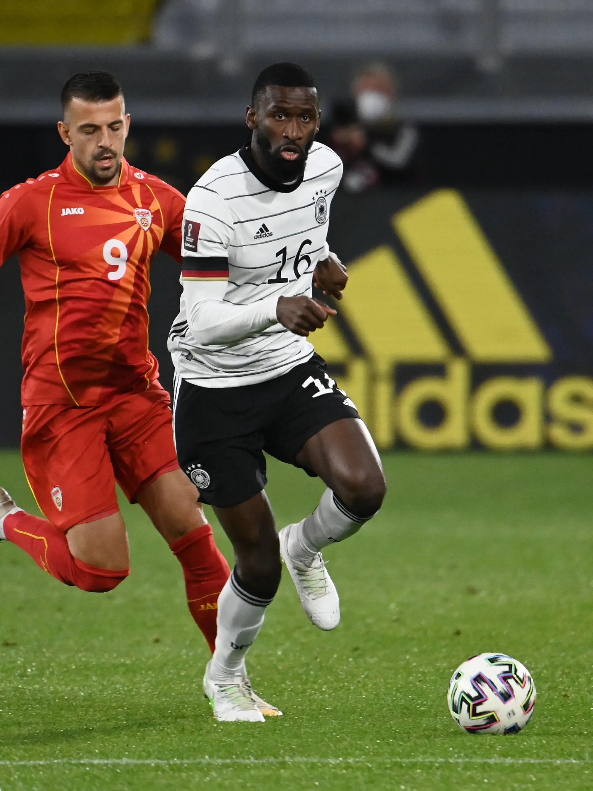 31.03.2021, Nordrhein-Westfalen, Duisburg: Fußball: WM-Qualifikation Europa, Deutschland - Nordmazedonien, Gruppenphase, Gruppe J, 3. Spieltag in der Schauinsland-Reisen-Arena. Aleksandar Trajkovski (Nordmazedonien) und Antonio Rüdiger (Deutschland, r) in Aktion. WICHTIGER HINWEIS: Gemäß den Vorgaben der DFL Deutsche Fußball Liga bzw. des DFB Deutscher Fußball-Bund ist es untersagt, in dem Stadion und/oder vom Spiel angefertigte Fotoaufnahmen in Form von Sequenzbildern und/oder videoähnlichen Fotostrecken zu verwerten bzw. verwerten zu lassen. Foto: Federico Gambarini/dpa +++ dpa-Bildfunk +++