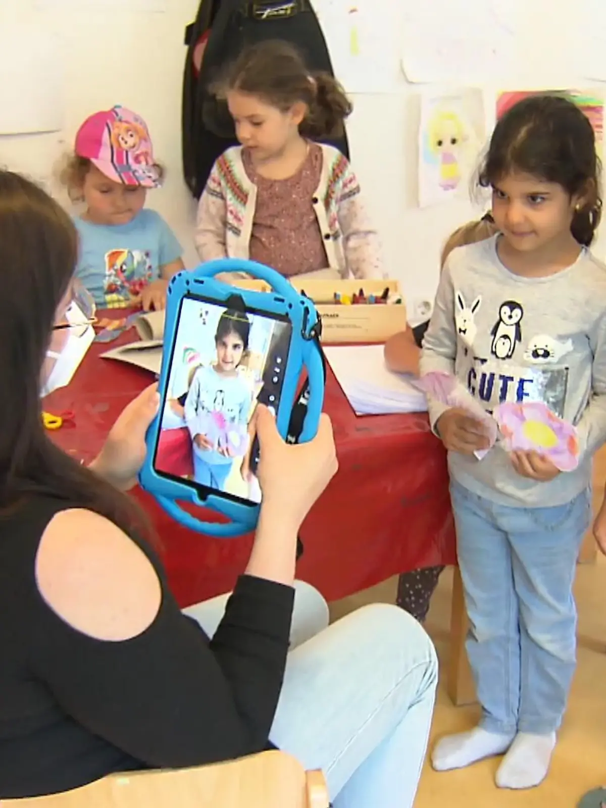 Sechsjährige als Regisseure, ein digitales Portfolio für selbstgemalte Bilder und das Erlernen von Gebärdensprache – das alles bietet eine Kindertagesstätte Marshallstraße der AWO in Gießen an. Und mit diesem ganz speziellen Betreuungsprogramm haben sie es jetzt sogar unter die Finalisten des diesjährigen Deutschen Kitapreises geschafft.