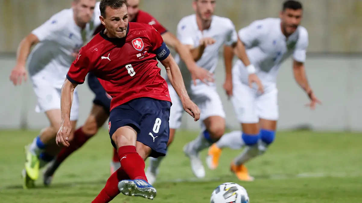 ARCHIV - 07.10.2020, Zypern, Larnaka: Fußball: Länderspiele, Zypern - Tschechien: Tschechiens Vladimir Darida (vorne) schießt per Elfmeter das zweite Tor seiner Mannschaft gegen Zypern. (zu Themenpaket Fußball-EM und dpa-KORR «Die EM-Teilnehmer im Kurzporträt (Gruppen C und D») Foto: Petros Karadjias/AP/dpa +++ dpa-Bildfunk +++