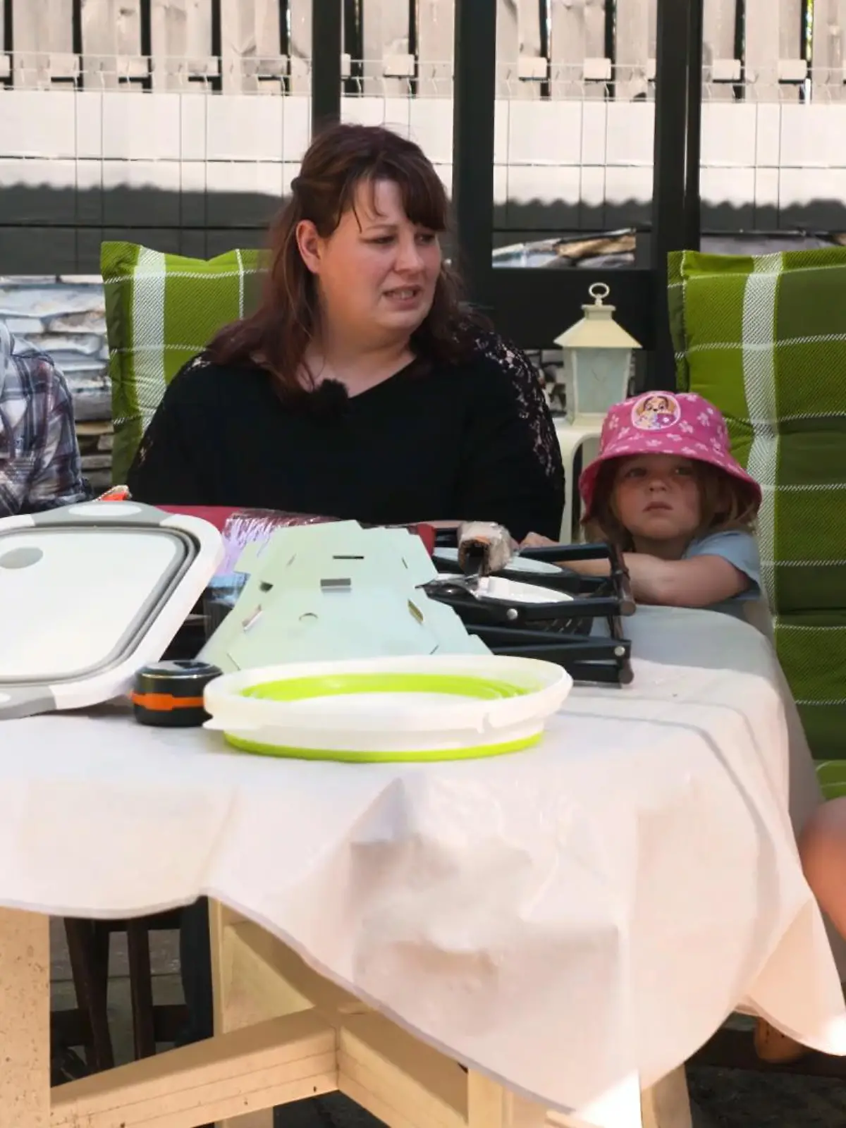 Gerade Familien und Leute, die gerne mal mehr einpacken, als sie müssen, kennen das Problem: Irgendwann ist der Koffer(raum) einfach voll. Wohin mit den ganzen Sachen? Faltbare Produkte, wie ein Spülbecken oder Bollerwagen, können da Abhilfe schaffen! Aber was taugen sie wirklich? Wir haben den Test gemacht!