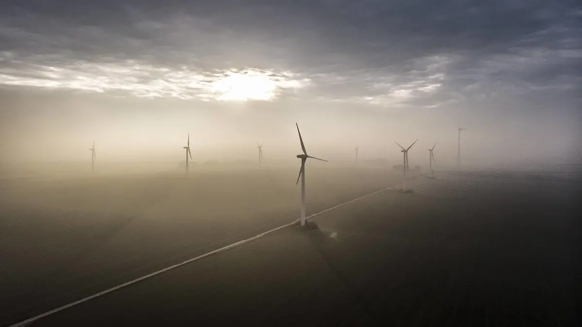 Windraeder, aufgenommen im Nebel und untergehender Sonne. Vierkirchen, 18.11.2018. Vierkirchen Deutschland *** Windmills photographed in fog and setting sun Vierkirchen 18 11 2018 Vierkirchen Germany PUBLICATIONxINxGERxSUIxAUTxONLY Copyright: xFlorianxGaertner/photothek.netx  