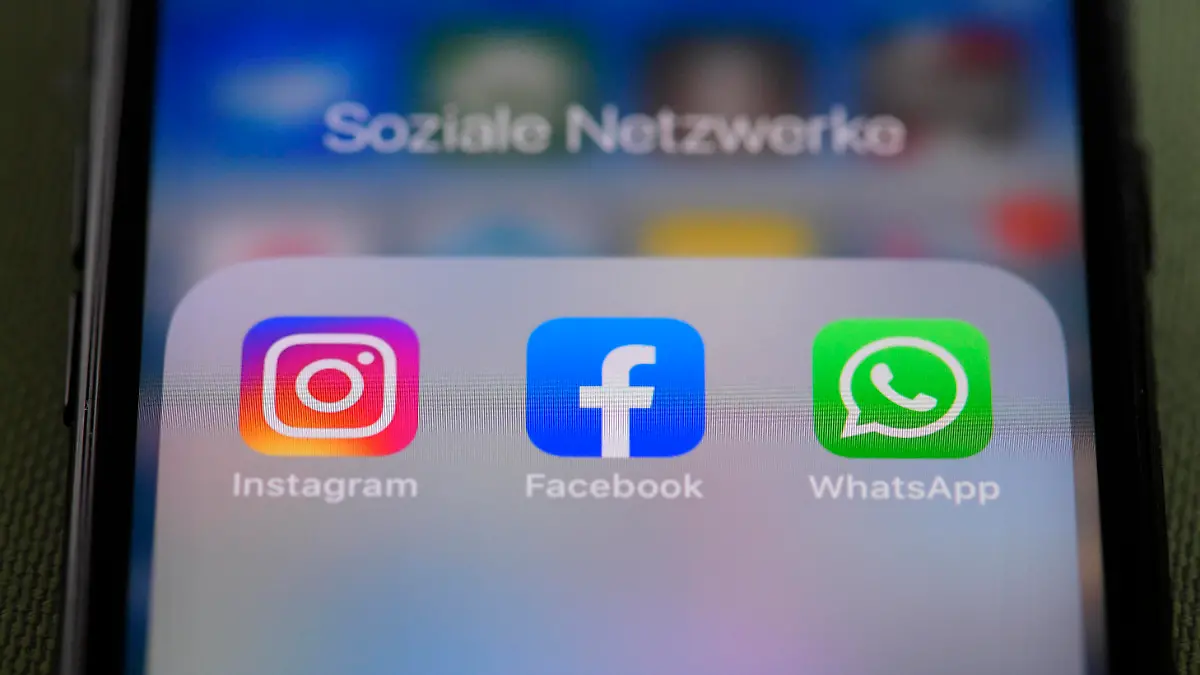 11.12.2020, Verschiedene Social-Media-Apps auf einem Apple iPhone7 Smartphone. Alle gehören sie zu Facebook, was eine Kartellklage in Amerika gegen den Online-Riesen Facebook auslöst. Das Unternehmen hat Konkurrenten aufgekauft um so seine Monopolstellung zu sichern. Die Forderung der US-Kartellbehörde: Instagram und Whatsapp sollen abgestoßen werden. 11.12.2020, Facebook Apps auf dem Smartphone iphone 11.12.2020, Facebook Apps auf dem Smartphone iphone *** 11 12 2020, Various social media apps on an Apple iPhone7 smartphone They all belong to Facebook, triggering an antitrust lawsuit in America against the online giant Facebook The company has bought up competitors in order to secure its monopoly position The US antitrust authority In