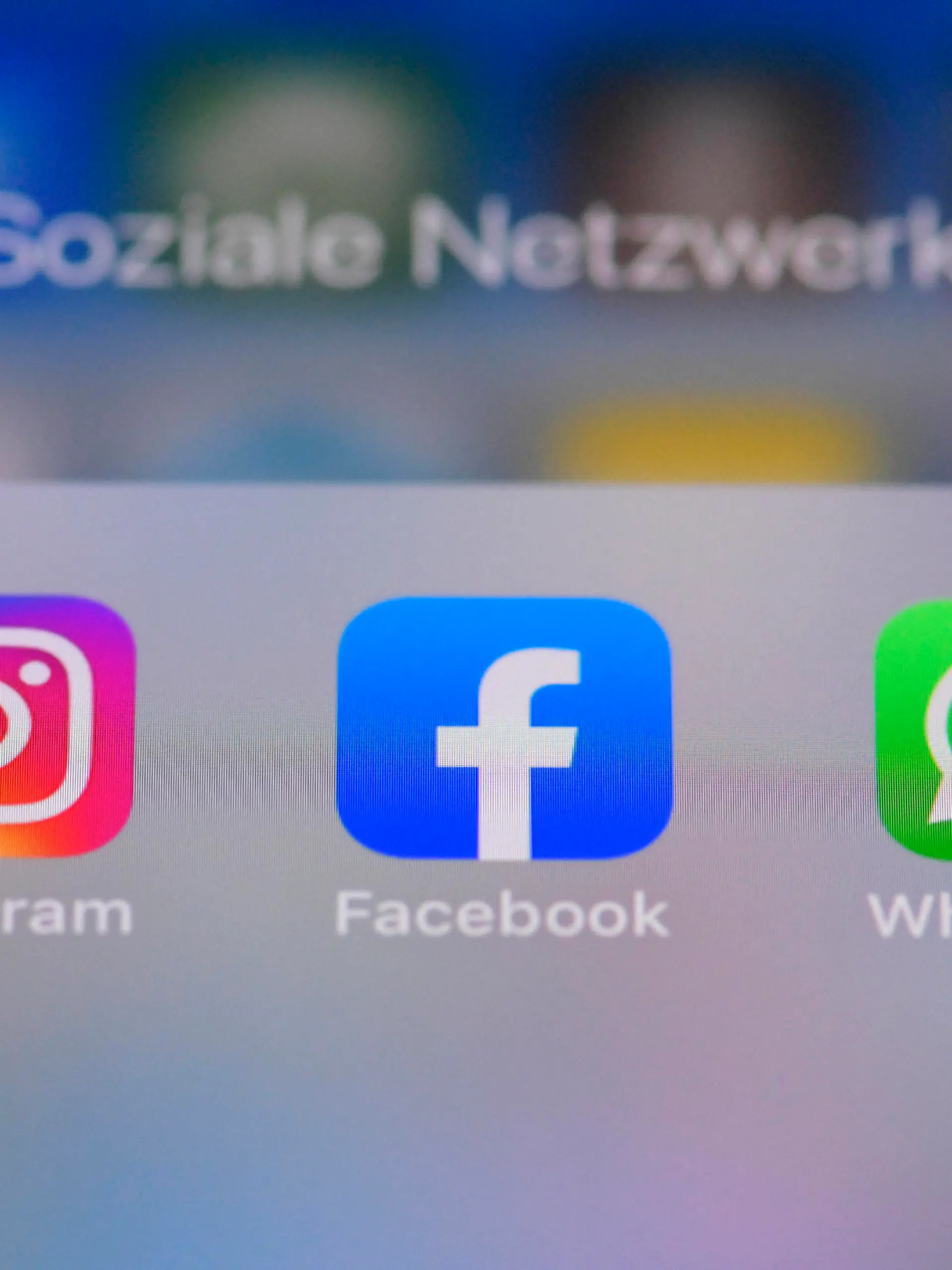  11.12.2020, Verschiedene Social-Media-Apps auf einem Apple iPhone7 Smartphone. Alle gehören sie zu Facebook, was eine Kartellklage in Amerika gegen den Online-Riesen Facebook auslöst. Das Unternehmen hat Konkurrenten aufgekauft um so seine Monopolstellung zu sichern. Die Forderung der US-Kartellbehörde: Instagram und Whatsapp sollen abgestoßen werden. 11.12.2020, Facebook Apps auf dem Smartphone iphone 11.12.2020, Facebook Apps auf dem Smartphone iphone *** 11 12 2020, Various social media apps on an Apple iPhone7 smartphone They all belong to Facebook, triggering an antitrust lawsuit in America against the online giant Facebook The company has bought up competitors in order to secure its monopoly position The US antitrust authority In