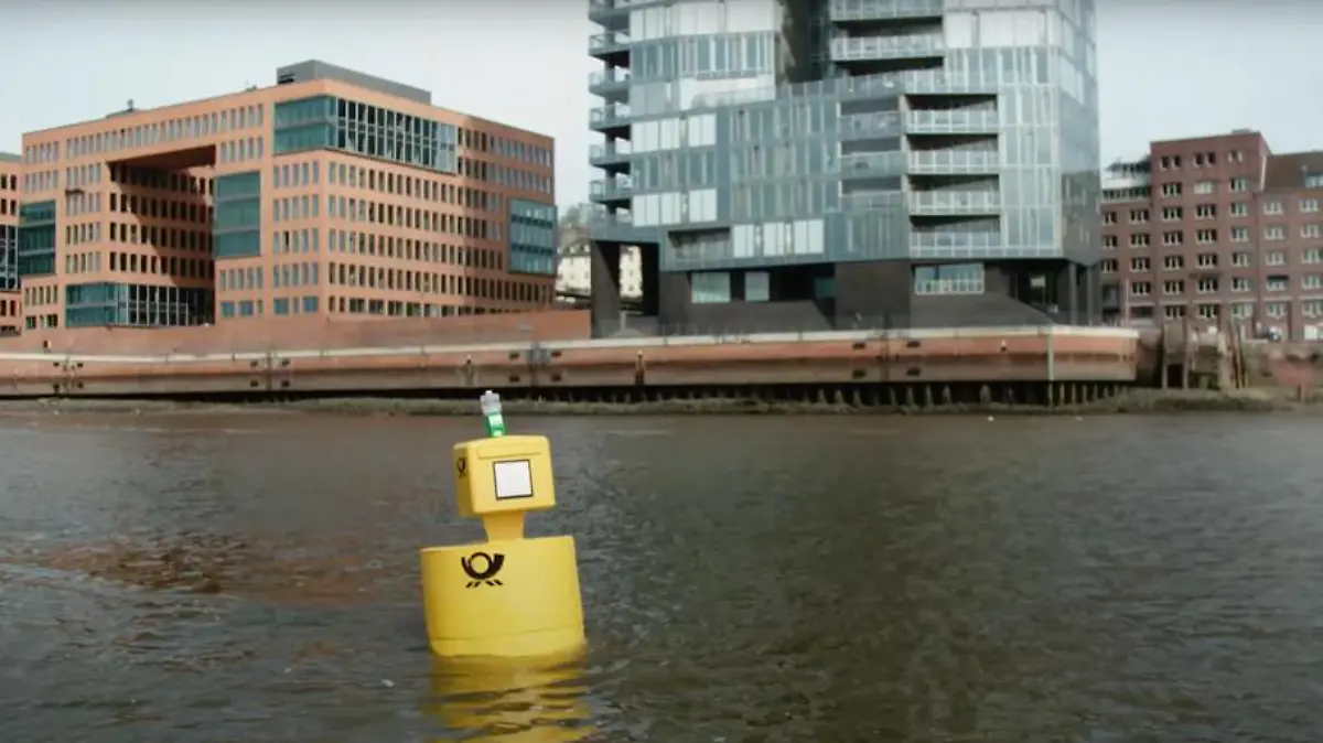 Zum Hafengeburtstag schwimmt der Briefkasten mitten im Hafenbecken.