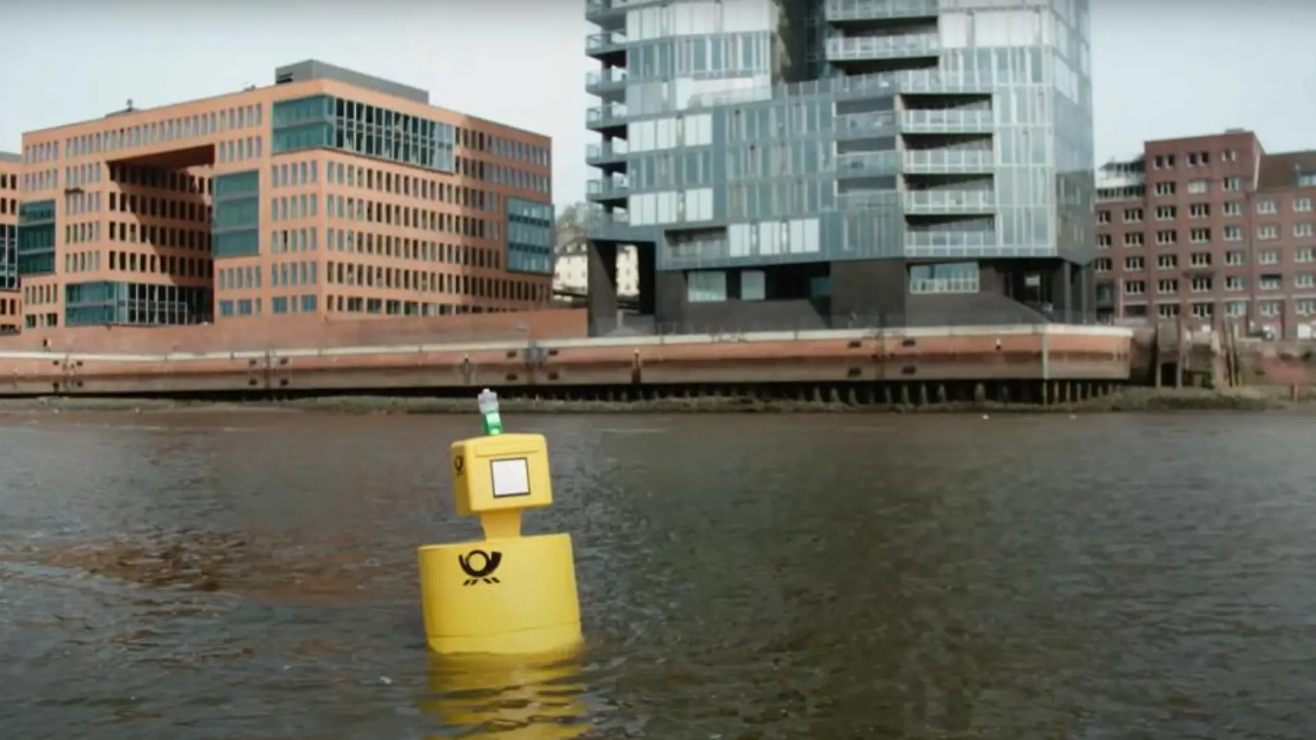 Zum Hafengeburtstag schwimmt der Briefkasten mitten im Hafenbecken.