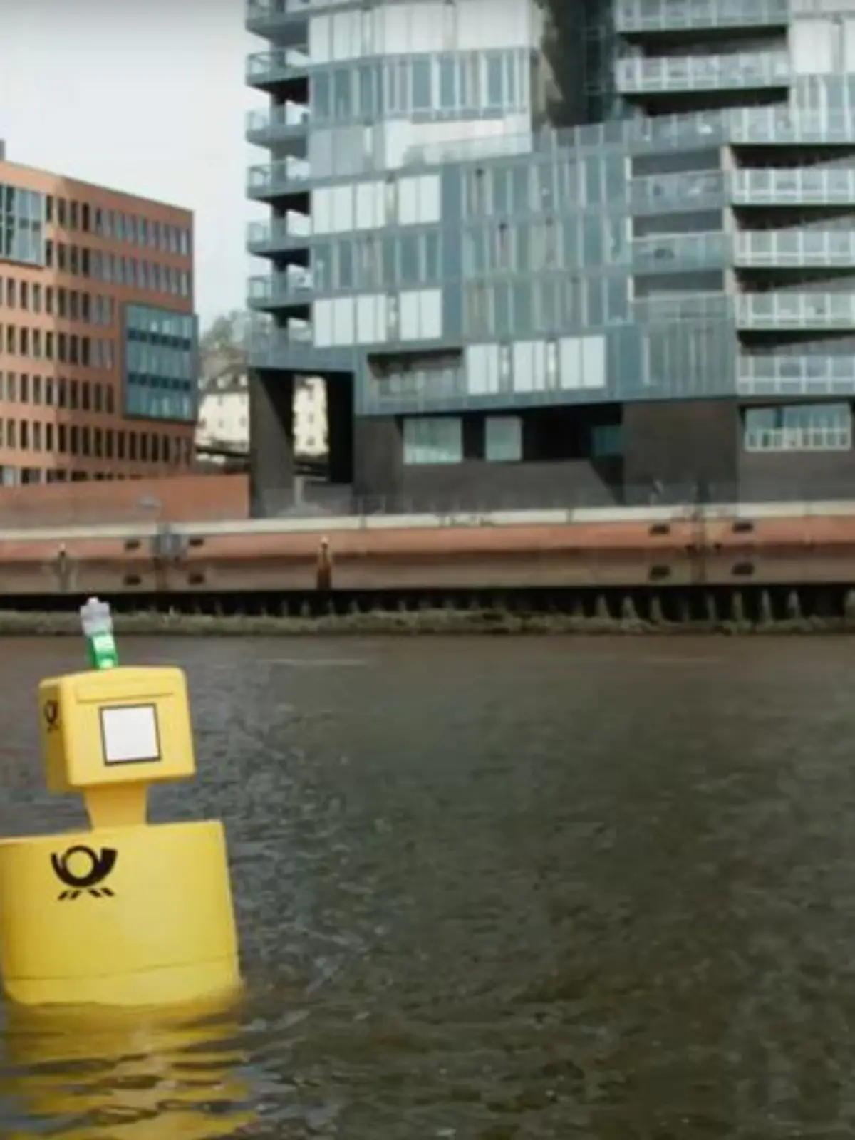Zum Hafengeburtstag schwimmt der Briefkasten mitten im Hafenbecken.