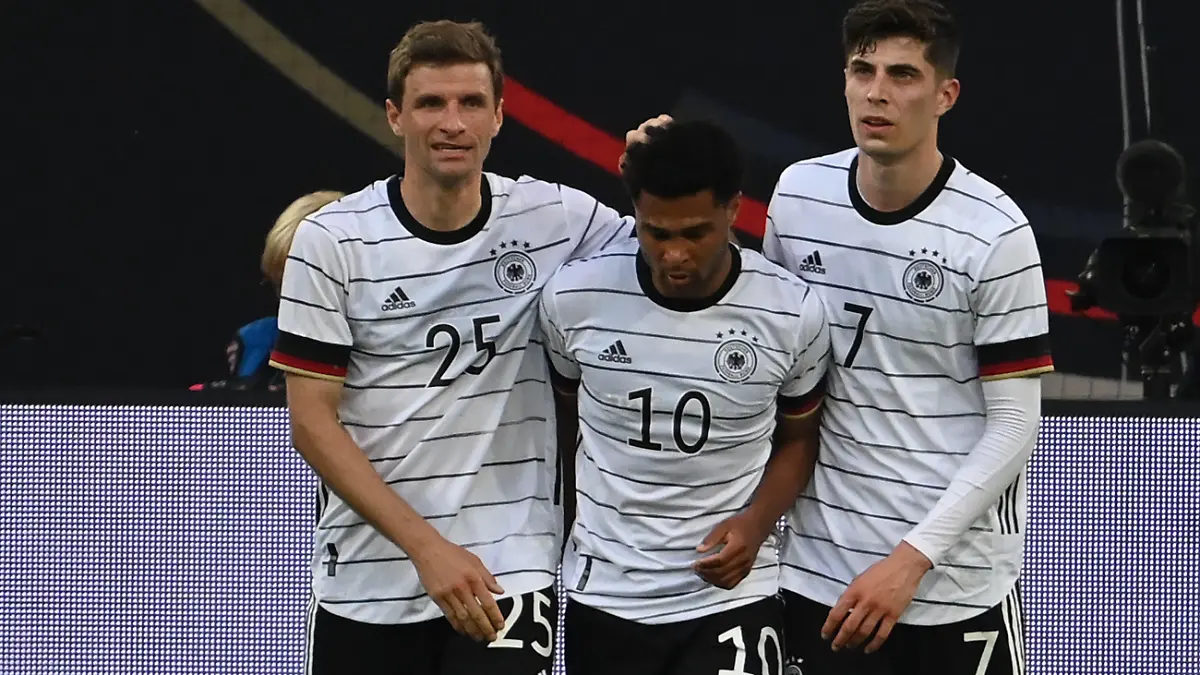07.06.2021, Nordrhein-Westfalen, Düsseldorf: Fußball: EM, Länderspiele, Deutschland - Lettland in der Merkur Spiel-Arena. Thomas Müller (Deutschland, l) und Kai Havertz (Deutschland, r) feiern das 5:0 durch Serge Gnabry (Deutschland). WICHTIGER HINWEIS: Gemäß den Vorgaben der DFL Deutsche Fußball Liga bzw. des DFB Deutscher Fußball-Bund ist es untersagt, in dem Stadion und/oder vom Spiel angefertigte Fotoaufnahmen in Form von Sequenzbildern und/oder videoähnlichen Fotostrecken zu verwerten bzw. verwerten zu lassen. Foto: Federico Gambarini/dpa +++ dpa-Bildfunk +++