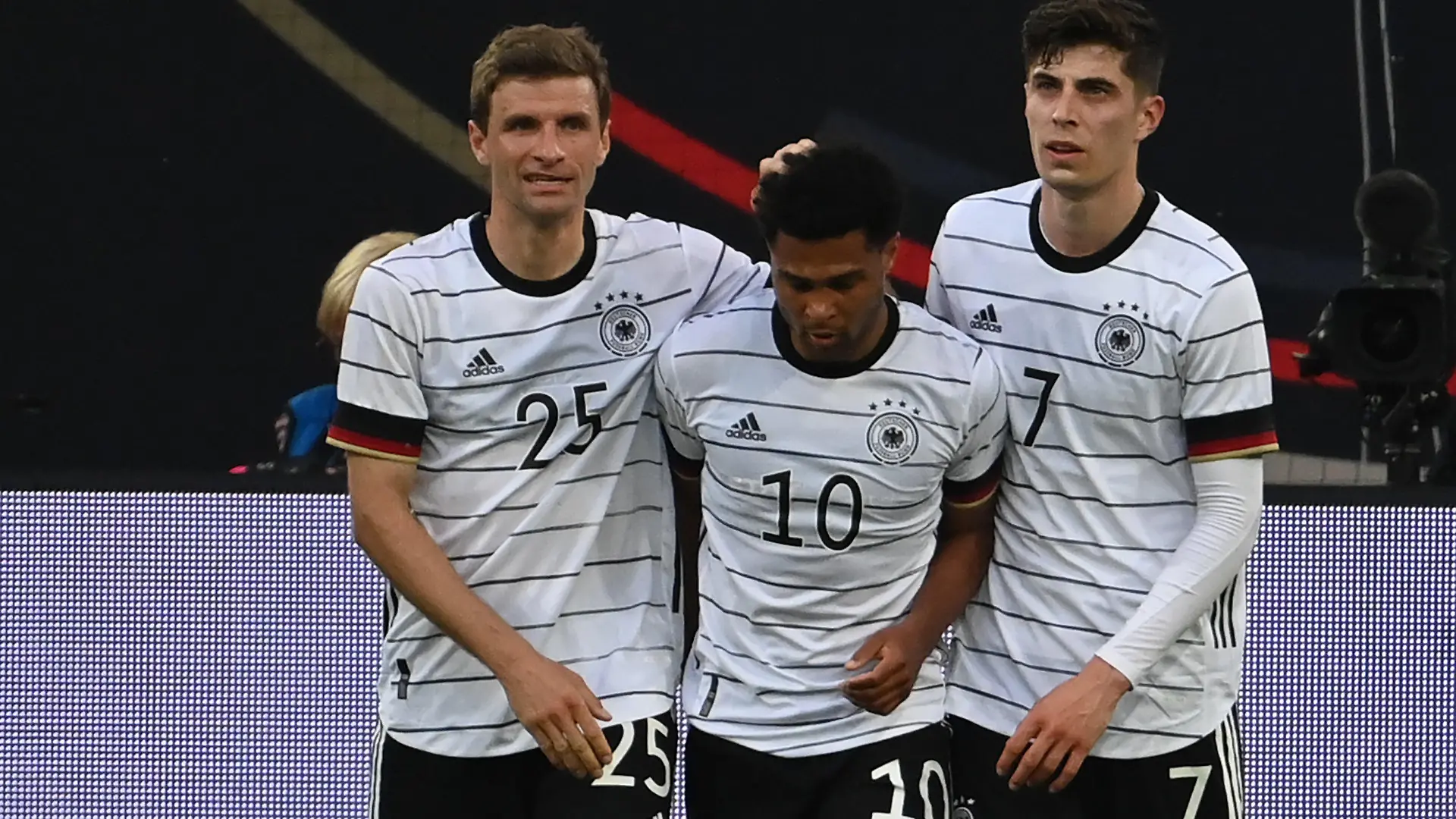 07.06.2021, Nordrhein-Westfalen, Düsseldorf: Fußball: EM, Länderspiele, Deutschland - Lettland in der Merkur Spiel-Arena. Thomas Müller (Deutschland, l) und Kai Havertz (Deutschland, r) feiern das 5:0 durch Serge Gnabry (Deutschland). WICHTIGER HINWEIS: Gemäß den Vorgaben der DFL Deutsche Fußball Liga bzw. des DFB Deutscher Fußball-Bund ist es untersagt, in dem Stadion und/oder vom Spiel angefertigte Fotoaufnahmen in Form von Sequenzbildern und/oder videoähnlichen Fotostrecken zu verwerten bzw. verwerten zu lassen. Foto: Federico Gambarini/dpa +++ dpa-Bildfunk +++