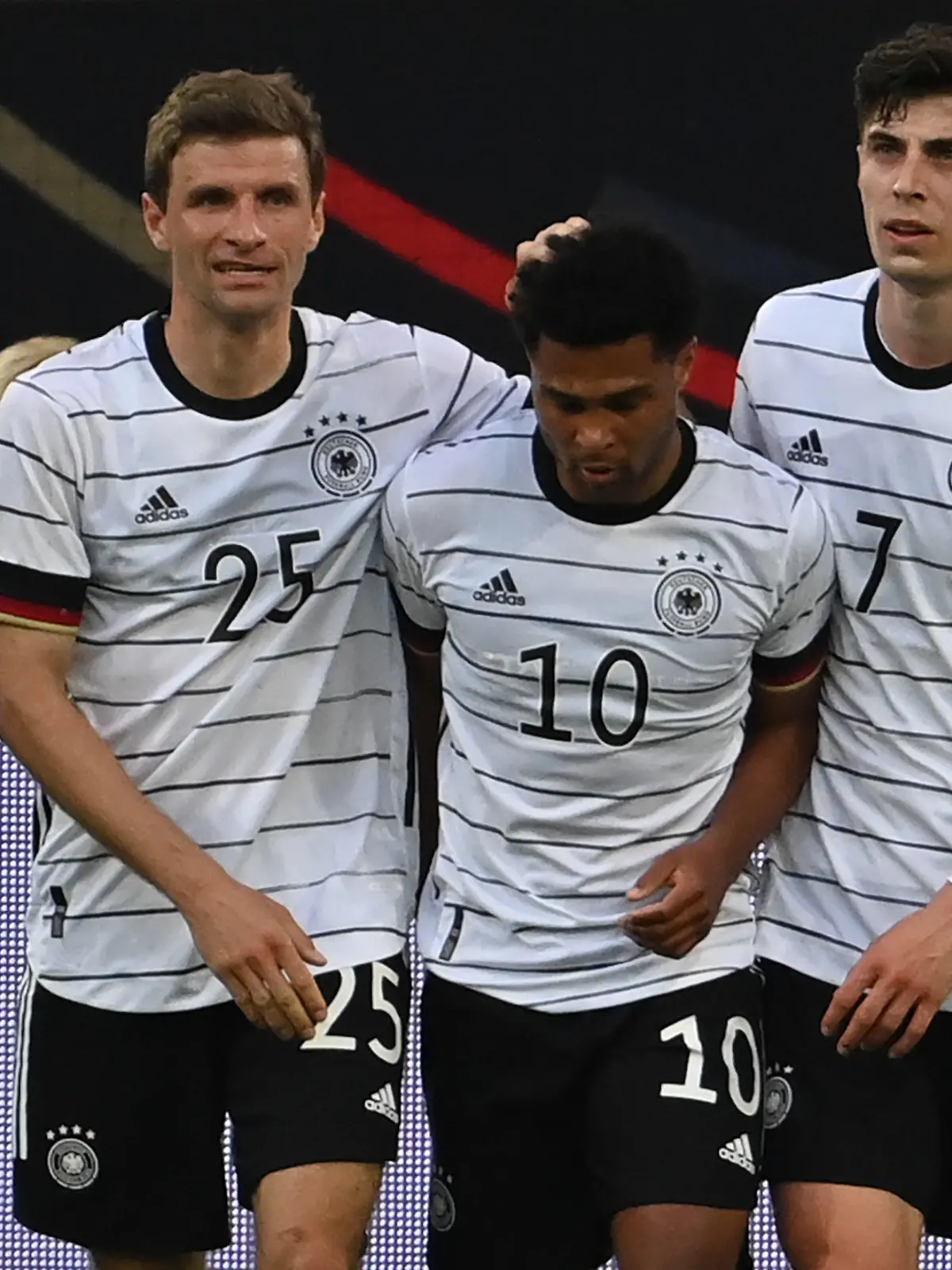 07.06.2021, Nordrhein-Westfalen, Düsseldorf: Fußball: EM, Länderspiele, Deutschland - Lettland in der Merkur Spiel-Arena. Thomas Müller (Deutschland, l) und Kai Havertz (Deutschland, r) feiern das 5:0 durch Serge Gnabry (Deutschland). WICHTIGER HINWEIS: Gemäß den Vorgaben der DFL Deutsche Fußball Liga bzw. des DFB Deutscher Fußball-Bund ist es untersagt, in dem Stadion und/oder vom Spiel angefertigte Fotoaufnahmen in Form von Sequenzbildern und/oder videoähnlichen Fotostrecken zu verwerten bzw. verwerten zu lassen. Foto: Federico Gambarini/dpa +++ dpa-Bildfunk +++