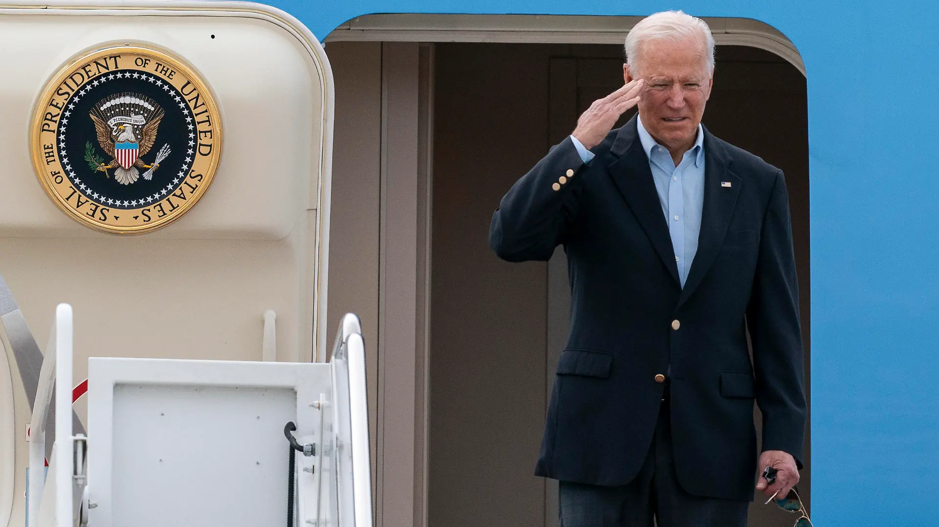 09.06.2021, USA, Joint Base Andrews Naval Air Facility: Joe Biden, Präsident der USA, salutiert, bevor er an Bord der Air Force One geht. Gemeinsam mit der First Lady begibt sich Biden auf seine erste internationale Reise seit seinem Amtsantritt im Januar. Biden trifft am 10. Juni den britischen Premierminister Johnson, bevor er vom 11. bis 13. Juni am G7-Gipfel in Cornwall teilnimmt. Foto: Alex Brandon/AP/dpa +++ dpa-Bildfunk +++