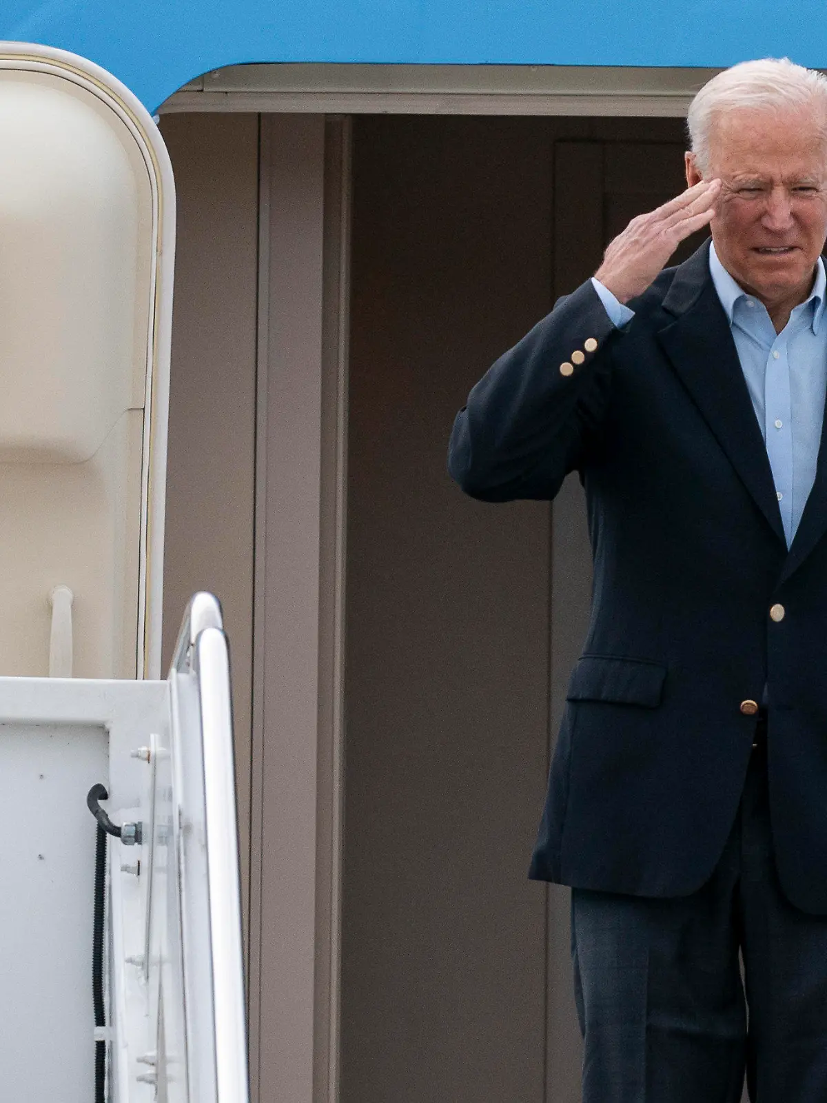 09.06.2021, USA, Joint Base Andrews Naval Air Facility: Joe Biden, Präsident der USA, salutiert, bevor er an Bord der Air Force One geht. Gemeinsam mit der First Lady begibt sich Biden auf seine erste internationale Reise seit seinem Amtsantritt im Januar. Biden trifft am 10. Juni den britischen Premierminister Johnson, bevor er vom 11. bis 13. Juni am G7-Gipfel in Cornwall teilnimmt. Foto: Alex Brandon/AP/dpa +++ dpa-Bildfunk +++