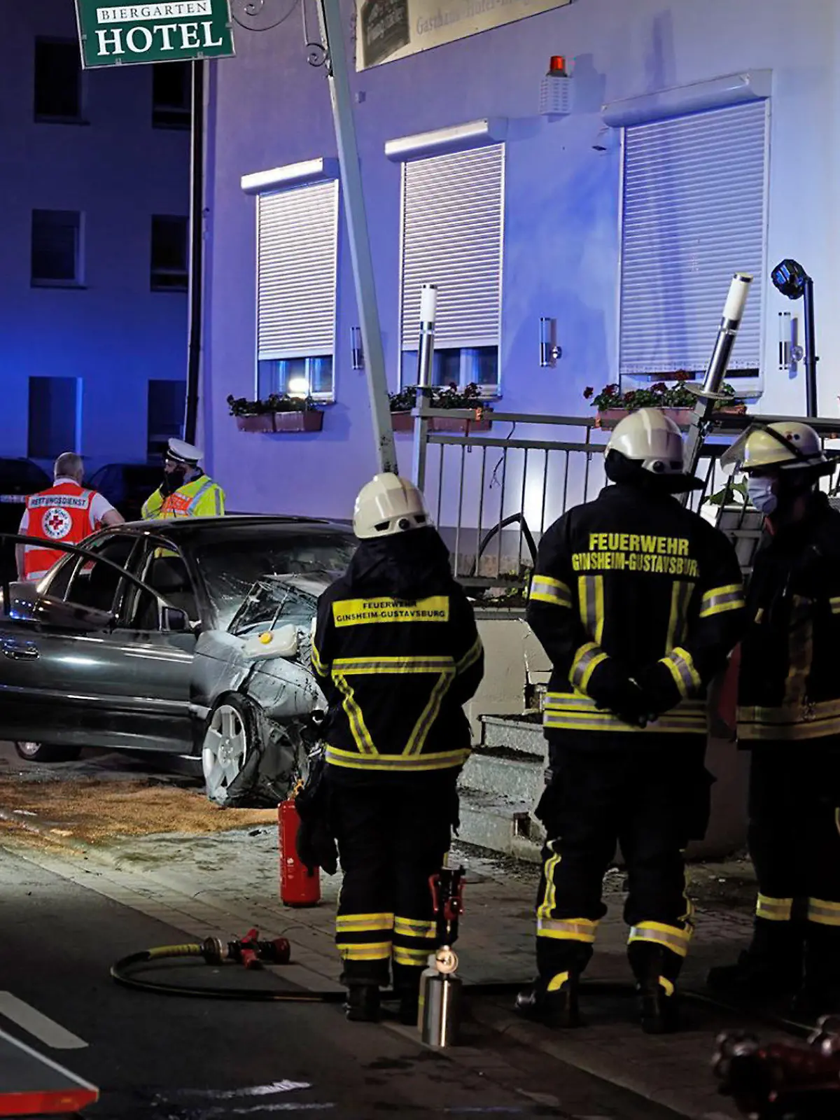 08.06.2021, Hessen, Ginsheim-Gustavsburg: Rettungskräfte und Feuerwehrleute arbeiten an einer Unfallstelle, an der ein 22 Jahre alter Autofahrer ist in der Nacht mit seinem Wagen in eine Hauswand gefahren und gestorben war.   (zu dpa "Auto kracht nahezu ungebremst in Hauswand - 22-Jähriger stirbt") Foto: Felix Hirth/5Vision/dpa +++ dpa-Bildfunk +++
