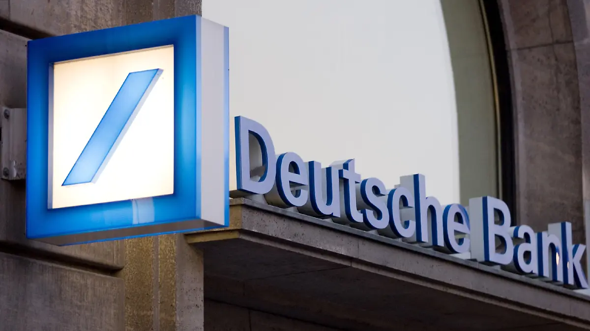 ARCHIV - Das Logo und der Schriftzug der Deutschen Bank, aufgenommen an einer Filiale in Frankfurt am Main (Archivfoto vom 06.05.2008). Die Deutsche Bank hat im zweiten Quartal dank ihres florierenden Investmentbankings erneut einen Milliardengewinn eingefahren. Unterm Strich verdiente der heimische Branchenprimus von April bis Ende Juni knapp 1,1 Milliarden Euro, wie die größte deutsche Bank am Dienstag (28.07.2009) in Frankfurt mitteilte. Foto: Lukas Barth dpa (zu dpa 0087) +++(c) dpa - Bildfunk+++