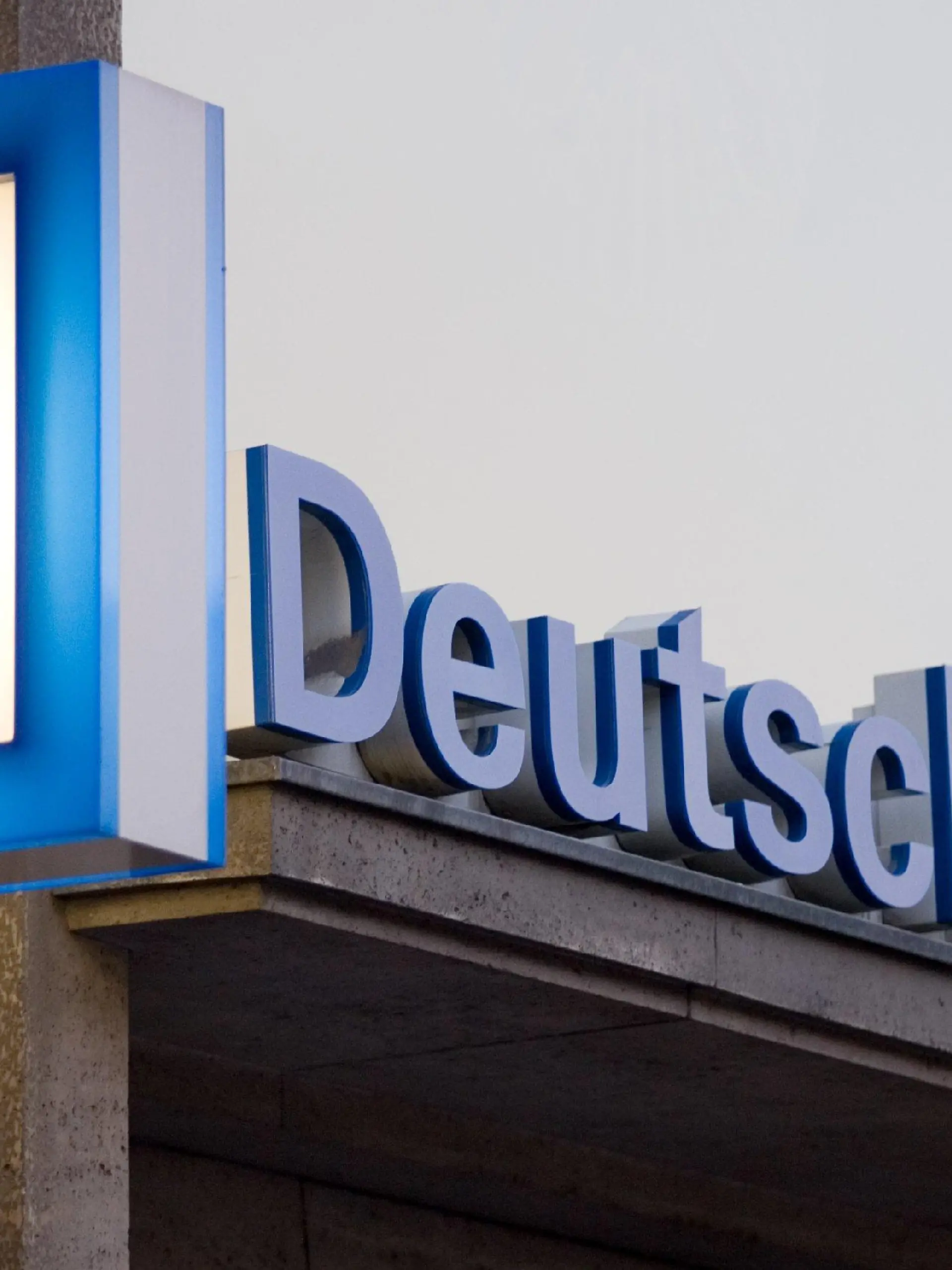 ARCHIV - Das Logo und der Schriftzug der Deutschen Bank, aufgenommen an einer Filiale in Frankfurt am Main (Archivfoto vom 06.05.2008). Die Deutsche Bank hat im zweiten Quartal dank ihres florierenden Investmentbankings erneut einen Milliardengewinn eingefahren. Unterm Strich verdiente der heimische Branchenprimus von April bis Ende Juni knapp 1,1 Milliarden Euro, wie die größte deutsche Bank am Dienstag (28.07.2009) in Frankfurt mitteilte. Foto: Lukas Barth dpa (zu dpa 0087) +++(c) dpa - Bildfunk+++