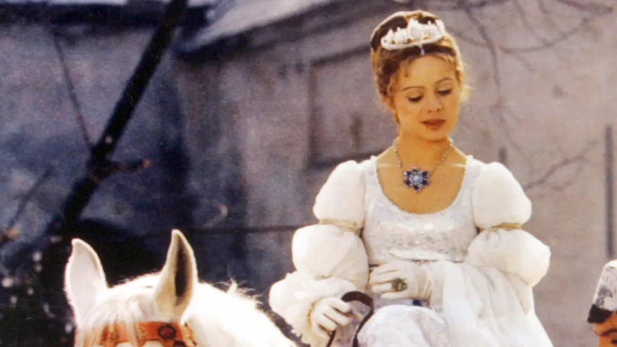 ARCHIV - Der Prinz (Pavel Travnicek) passt Aschenbrödel (Libuse Safrankova) im Film "Drei Haselnüsse für Aschenbrödel" den verlorenen Schuh an (undatierte Filmszene). (zu dpa "Nach 40 Jahren immer noch beliebt: der tschechisch-deutsche Märchenfilm «Drei Haselnüsse für Aschenbrödel" vom 19.12.2016) ACHTUNG: Verwendung nur für redaktionelle Zwecke im Zusammenhang mit der Berichterstattung über den genannten Film und nur bei Urheber-Nennung Foto: WDR/Degeto +++(c) dpa - Bildfunk+++
