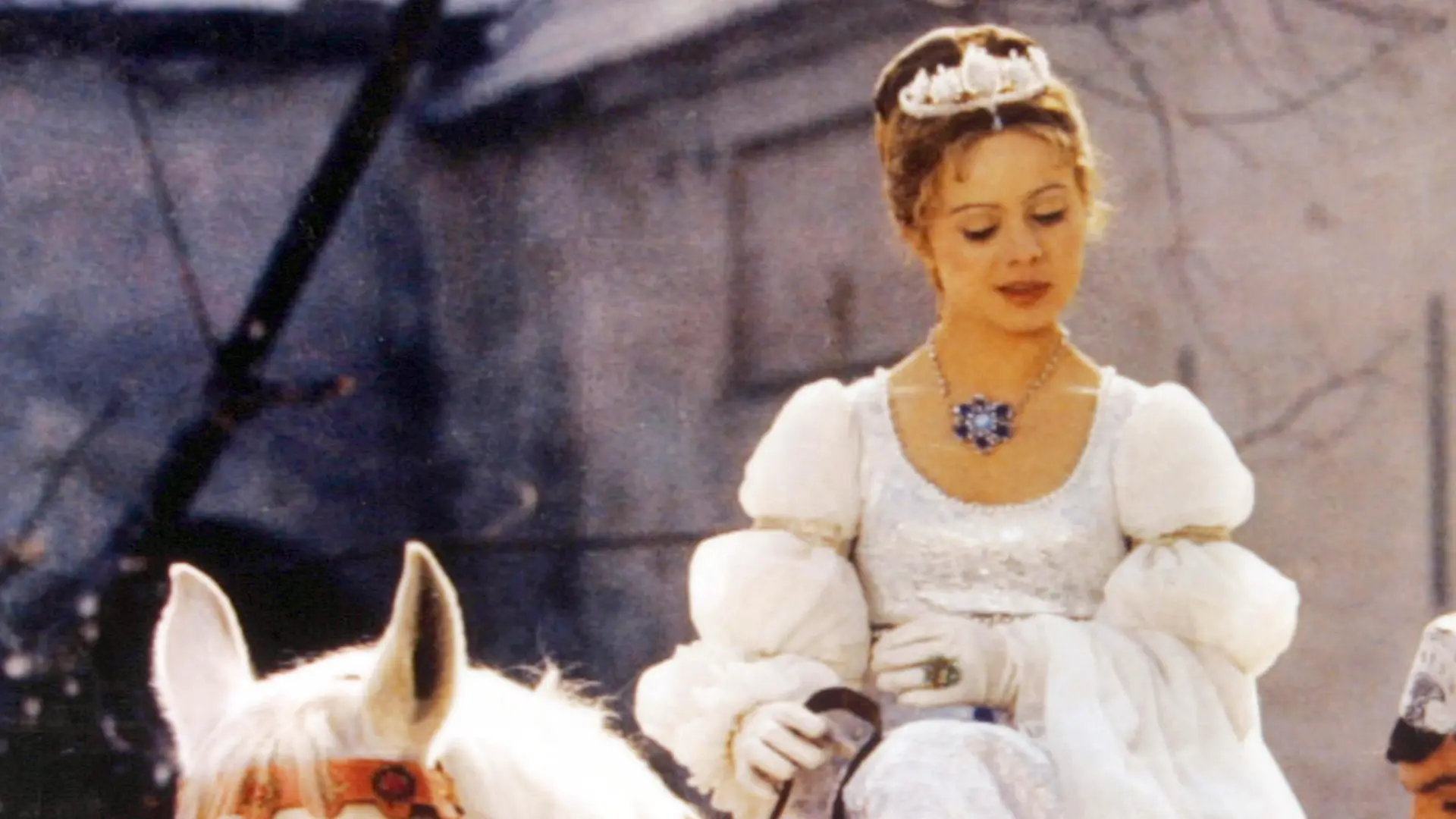 ARCHIV - Der Prinz (Pavel Travnicek) passt Aschenbrödel (Libuse Safrankova) im Film "Drei Haselnüsse für Aschenbrödel" den verlorenen Schuh an (undatierte Filmszene). (zu dpa "Nach 40 Jahren immer noch beliebt: der tschechisch-deutsche Märchenfilm «Drei Haselnüsse für Aschenbrödel" vom 19.12.2016) ACHTUNG: Verwendung nur für redaktionelle Zwecke im Zusammenhang mit der Berichterstattung über den genannten Film und nur bei Urheber-Nennung Foto: WDR/Degeto +++(c) dpa - Bildfunk+++