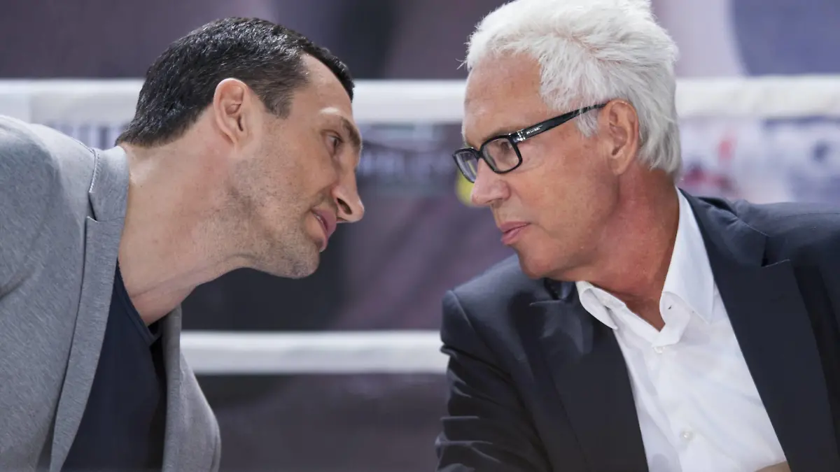 Wladimir KLITSCHKO (li., UKR) redet mit seinem Manager Bernd BOENTE (Bönte), Pressekonferenz am 16.02.2017 in Koeln zum Schwergewichts-WM (IBF, WBA, IBO) in London, Â

Wladimir Klitschko left UKR talking about with his Manager Bernd Bönt Bönte Press conference at 16 02 2017 in Cologne to Heavyweight World Cup IBF WBA Ibo in London Â  