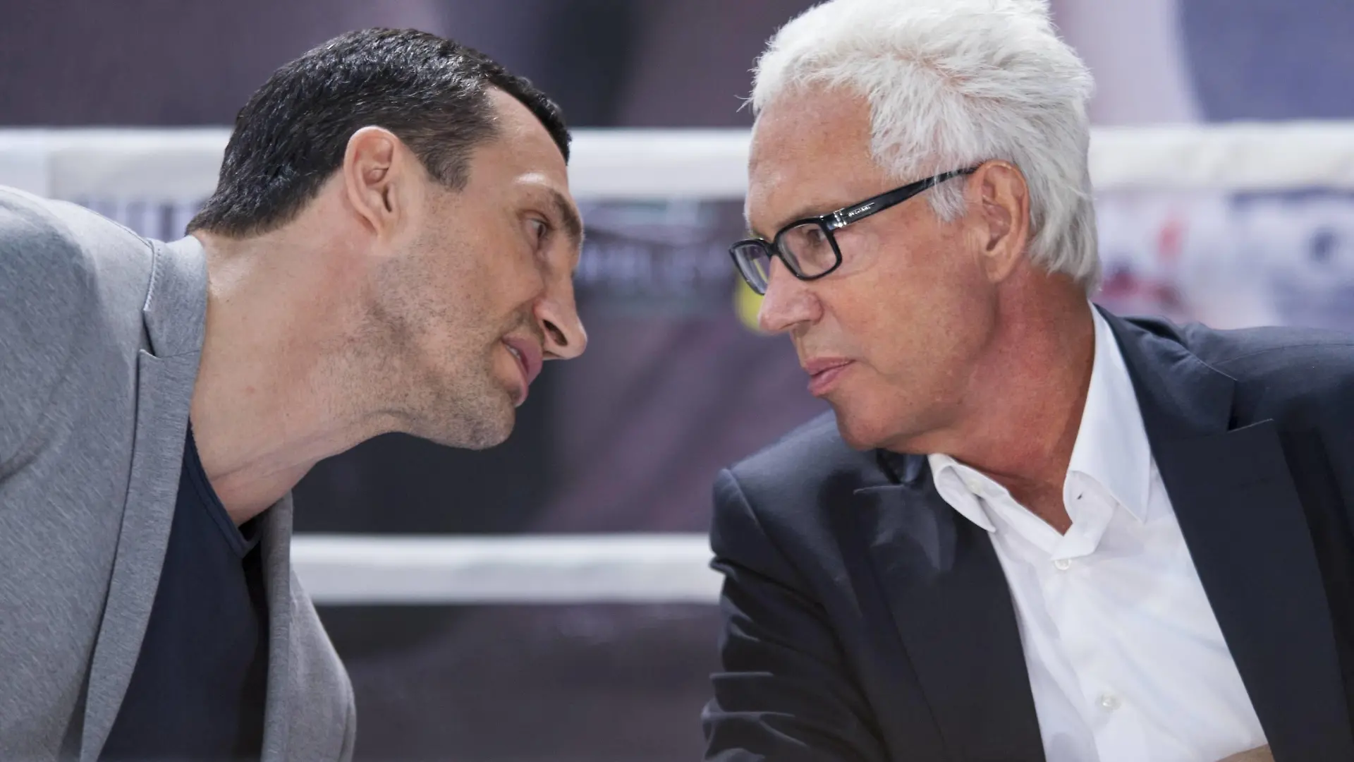 Wladimir KLITSCHKO (li., UKR) redet mit seinem Manager Bernd BOENTE (Bönte), Pressekonferenz am 16.02.2017 in Koeln zum Schwergewichts-WM (IBF, WBA, IBO) in London, Â
Wladimir Klitschko left UKR talking about with his Manager Bernd Bönt Bönte Press conference at 16 02 2017 in Cologne to Heavyweight World Cup IBF WBA Ibo in London Â