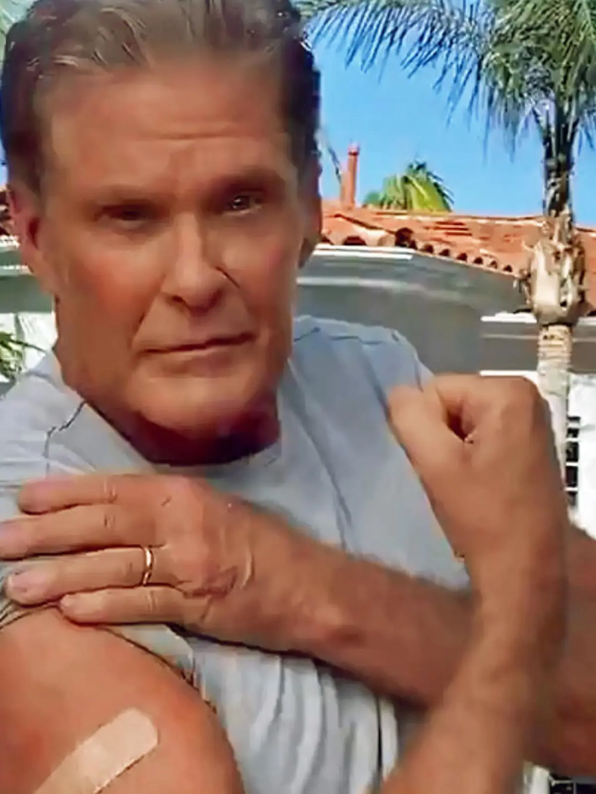 US-Sänger David Hasselhoff wirbt für die Impf-Kampange des Bundesgesundheitsministeriums. Und dessen Chef, Gesundheitsminister Spahn, verbreitet das Video bei Twitter.
