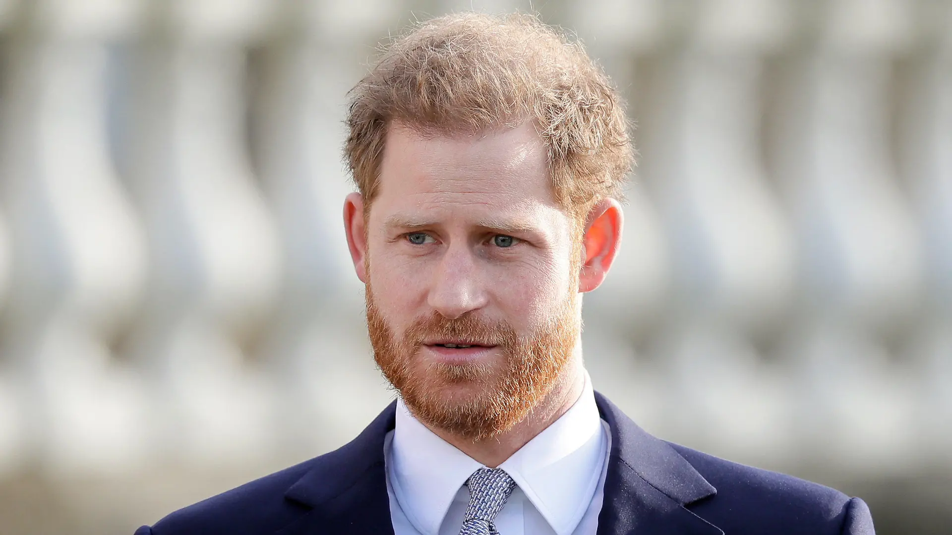 ARCHIV - 16.01.2020, Großbritannien, London: Prinz Harry, Herzog von Sussex und Schirmherr der Rugby Football League, steht während der Auslosung der Rugby League Weltmeisterschaft 2021 in den Gärten des Buckingham Palace. (zu dpa "Bericht: Royals bei Trauerfeier ohne Militäruniform - wegen Harry") Foto: Kirsty Wigglesworth/AP/dpa +++ dpa-Bildfunk +++