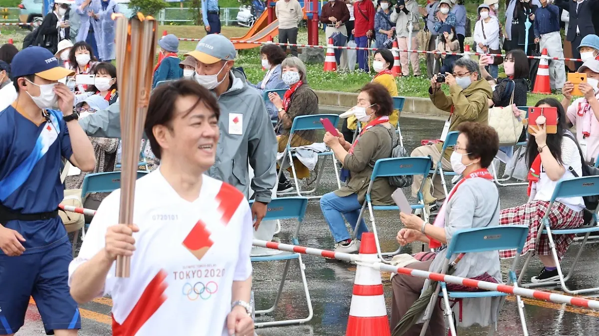  Tokyo Olympic torch relay Opera singer Satoshi Chubachi runs during the Tokyo Olympic torch relay in the Akita Prefecture city of Yuzawa, northeastern Japan, on June 8, 2021. PUBLICATIONxINxGERxSUIxAUTxHUNxONLY