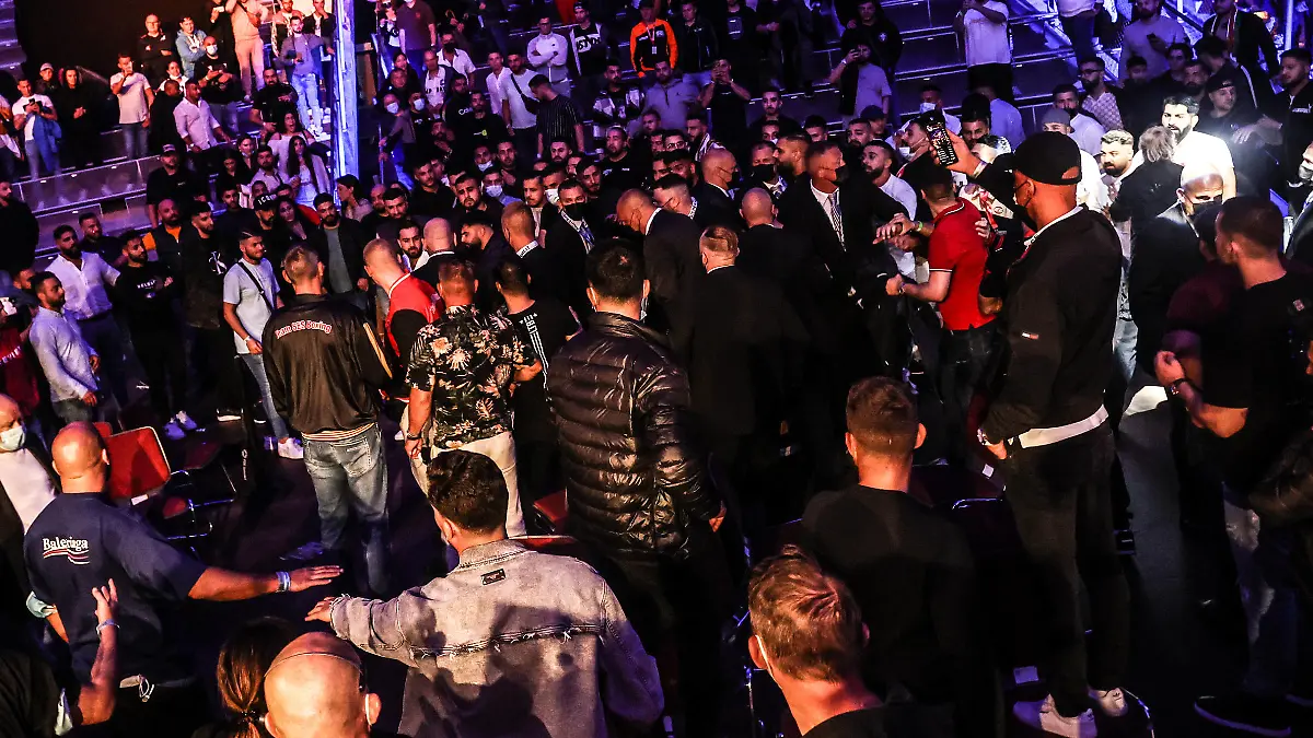 Boxen: SES Boxgala, Boxgala, Magdeburg, 05.06.2021 WBA-Continental-Championship: Agit Kabayel GER - Kevon Johnson USA, Ausschreitungen, Kabayel-Fans, Security, Zuschauer *** Boxing SES Boxgala, Boxgala, Magdeburg, 05 06 2021 WBA Continental Championship Agit Kabayel GER Kevon Johnson USA , riots, Kabayel fans, security, spectators
