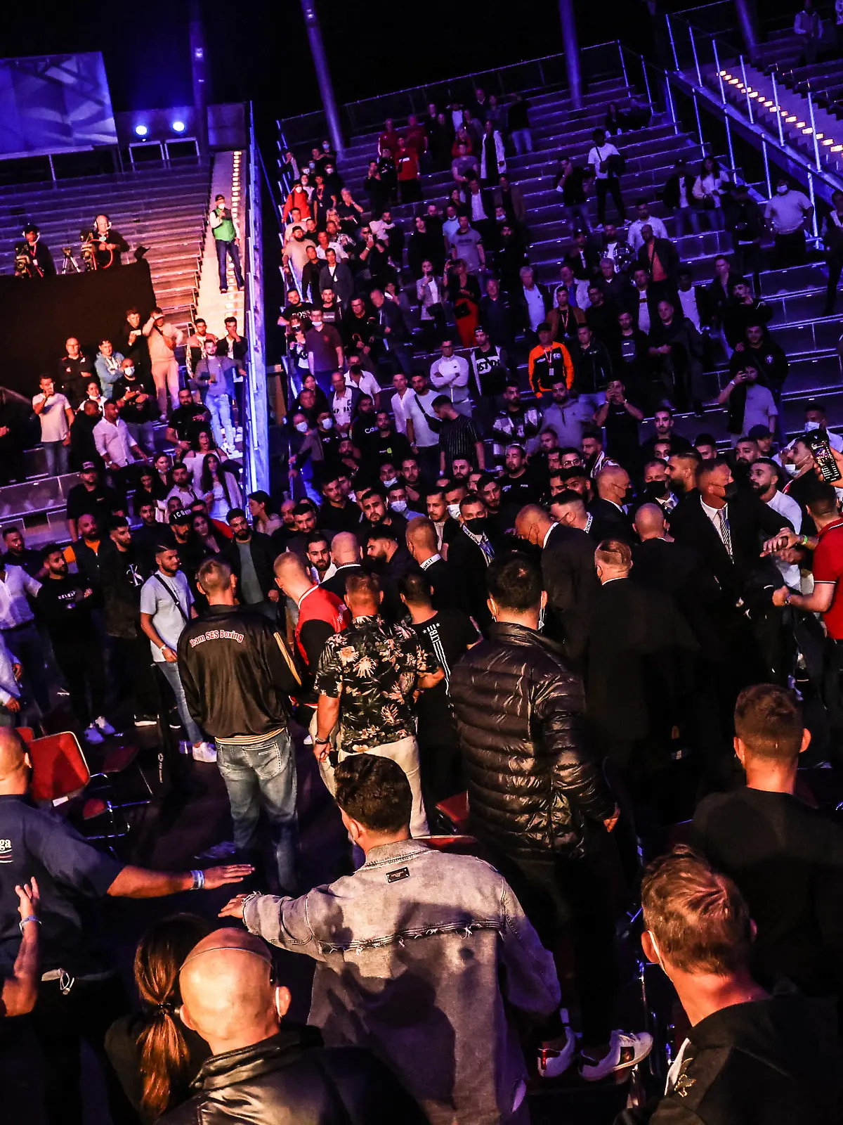Boxen: SES Boxgala, Boxgala, Magdeburg, 05.06.2021 WBA-Continental-Championship: Agit Kabayel GER - Kevon Johnson USA, Ausschreitungen, Kabayel-Fans, Security, Zuschauer *** Boxing SES Boxgala, Boxgala, Magdeburg, 05 06 2021 WBA Continental Championship Agit Kabayel GER Kevon Johnson USA , riots, Kabayel fans, security, spectators 