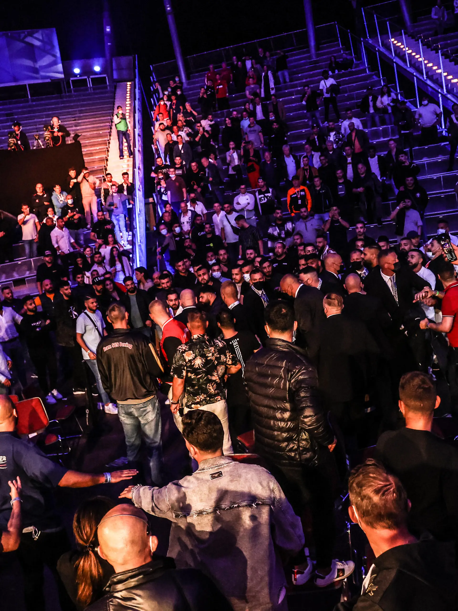 Boxen: SES Boxgala, Boxgala, Magdeburg, 05.06.2021 WBA-Continental-Championship: Agit Kabayel GER - Kevon Johnson USA, Ausschreitungen, Kabayel-Fans, Security, Zuschauer *** Boxing SES Boxgala, Boxgala, Magdeburg, 05 06 2021 WBA Continental Championship Agit Kabayel GER Kevon Johnson USA , riots, Kabayel fans, security, spectators 