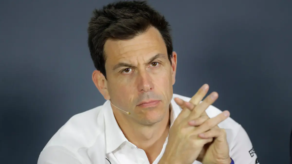 ARCHIV - 26.04.2019, Aserbaidschan, Baku: Motorsport: Formel-1-Weltmeisterschaft, Grand Prix von Aserbaidschan, Freies Training. Mercedes-Teamchef Toto Wolff spricht während einer Pressekonferenz. (Zur dpa: Bluff oder Nachholbedarf? - Für Verstappen bleibt Mercedes Favorit) Foto: Sergei Grits/AP/dpa +++ dpa-Bildfunk +++