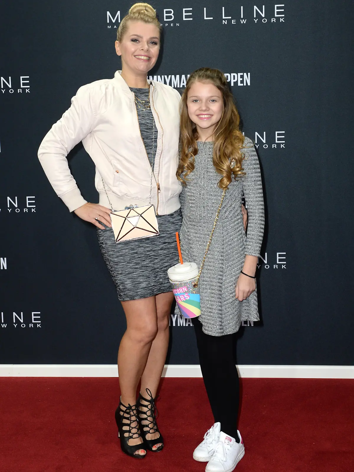 ARCHIV - Modepräsentation Maybelline Make-up Runway während der Mercedes-Benz Fashion Week am 18.01.2016 in Berlin: Ann-Sophie Briest mit Tochter Faye Montana. (Zu dpa "«Comeback oder weg?»: Promis lassen ihre Kinder TV-Luft schnuppern" vom 30.08.2017) Foto: Britta Pedersen/dpa-Zentralbild/dpa +++(c) dpa - Bildfunk+++