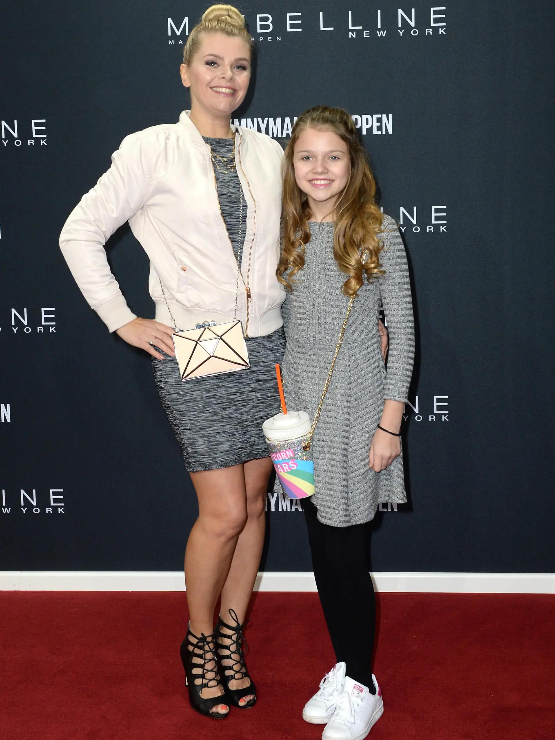 ARCHIV - Modepräsentation Maybelline Make-up Runway während der Mercedes-Benz Fashion Week am 18.01.2016 in Berlin: Ann-Sophie Briest mit Tochter Faye Montana. (Zu dpa "«Comeback oder weg?»: Promis lassen ihre Kinder TV-Luft schnuppern" vom 30.08.2017) Foto: Britta Pedersen/dpa-Zentralbild/dpa +++(c) dpa - Bildfunk+++