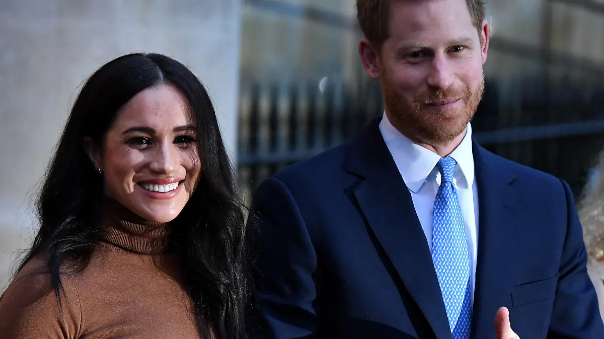 ARCHIV - 07.01.2020, Großbritannien, London: Meghan (l), Herzogin von Sussex, und der britische Prinz Harry, Herzog von Sussex, nach ihrem Besuch im Canada House. Harry und Meghan sind zum zweiten Mal Eltern geworden. Lilibet «Lili» Diana Mountbatten-Windsor sei am 04.06.2021 in Kalifornien gesund auf die Welt gekommen. Foto: Finnbarr Webster/PA Wire/dpa +++ dpa-Bildfunk +++