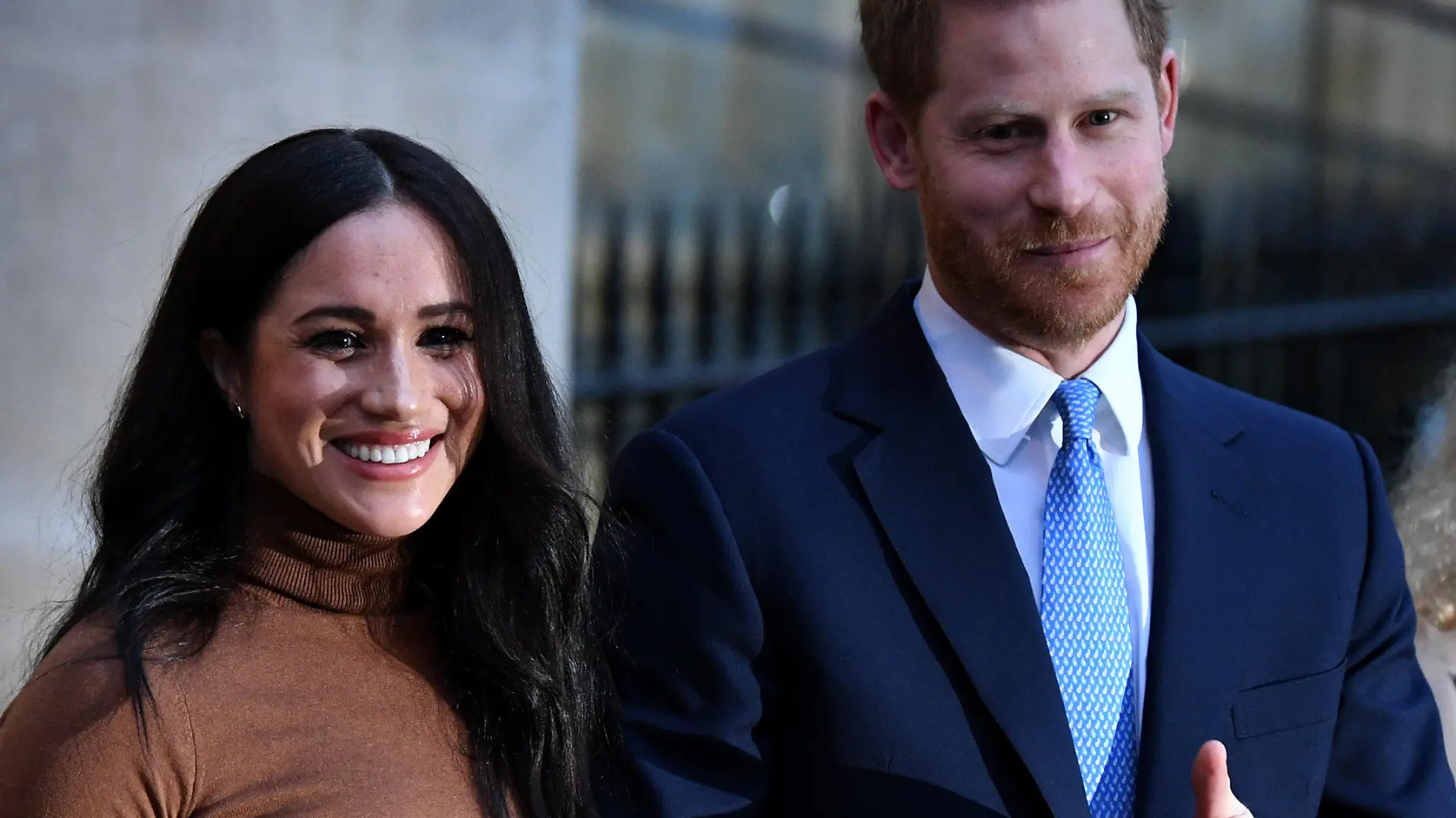 ARCHIV - 07.01.2020, Großbritannien, London: Meghan (l), Herzogin von Sussex, und der britische Prinz Harry, Herzog von Sussex, nach ihrem Besuch im Canada House. Harry und Meghan sind zum zweiten Mal Eltern geworden. Lilibet «Lili» Diana Mountbatten-Windsor sei am 04.06.2021 in Kalifornien gesund auf die Welt gekommen. Foto: Finnbarr Webster/PA Wire/dpa +++ dpa-Bildfunk +++