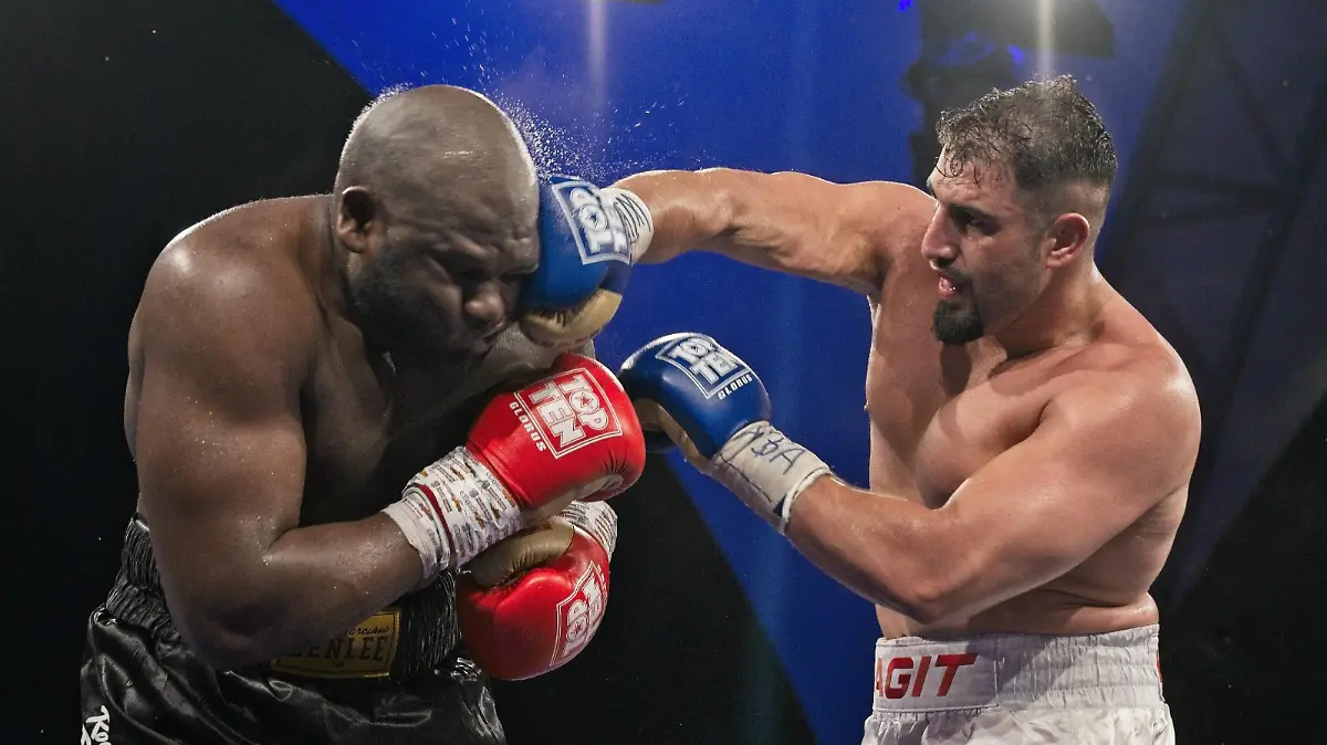 Treffer gegen den Kopf - Agit Kabayel re - 107,8 kg / GER vs. Kevin Johnson li - 117,6 kg / USA - Hauptkampf - WBA Continental Championship - Heavyweight 12 Rounds, SES - Box - Gala, Magdeburg - Seebuehne im Elbauen Park, 05.06.21, GER, Magdeburg, 05.06.2021, Boxen, SES Box Gala, Magdeburg *** Hit to the head Agit Kabayel re 107,8 kg GER vs Kevin Johnson li 117,6 kg USA main fight WBA Continental Championship Heavyweight 12 Rounds , SES Box Gala, Magdeburg Seebuehne im Elbauen Park, 05 06 21, GER, Magdeburg, 05 06 2021, Boxing, SES Box Gala, Magdeburg Copyright: xUwexKoch/Eibner-Pressefotox EP_UKH