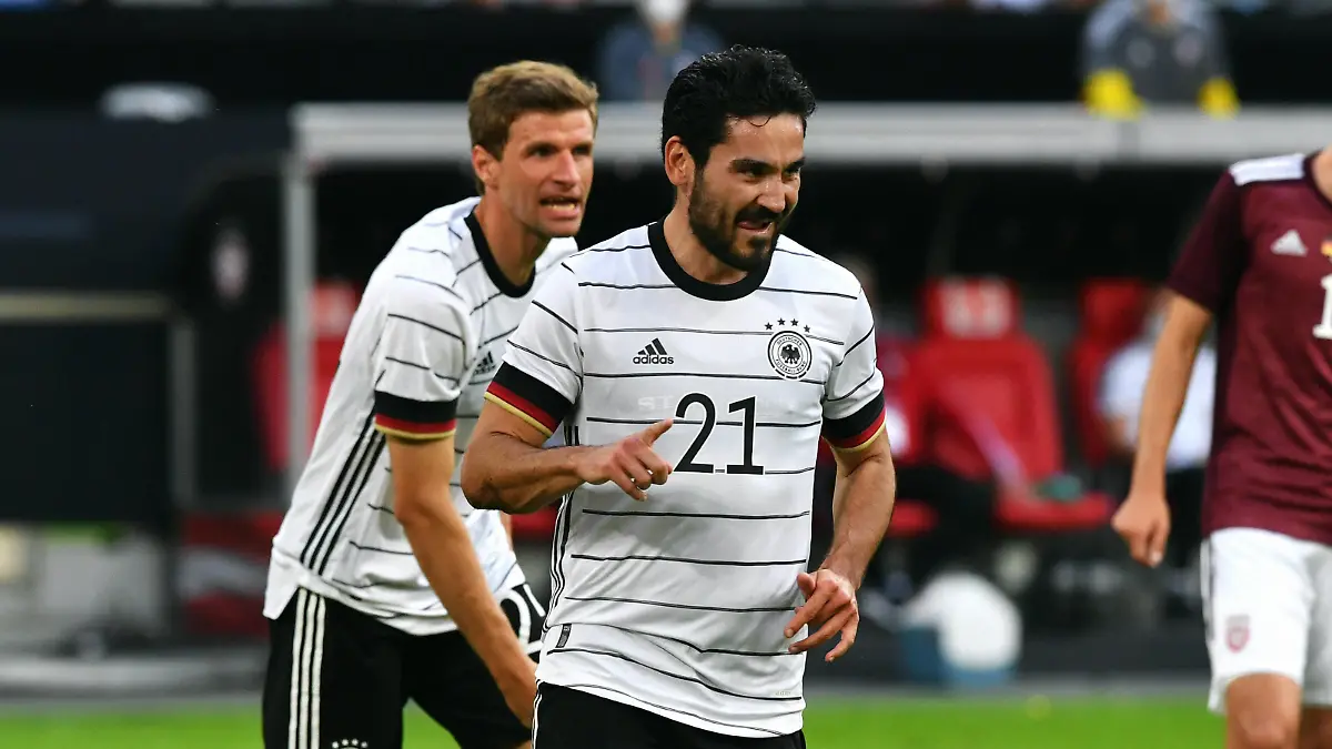 Fussball, Herren, Deutschland, Nationalmannschaft Testspiel zur Euro 2021, Merkur-Spiel-Arena Düsseldorf: Deutschland weiss - Lettland rot Jubel Ilkay Gündogan GER nach seinem Tor zum 2:0. Jubel, Freude, Aktion. DFB/UEFA regulations prohibit any use of photographs as image sequences and/or quasi-video. EDITORIAL USE ONLY *** Football, Men, Germany, National Team Test Match for Euro 2021, Merkur Spiel Arena Düsseldorf Germany white Latvia red cheering Ilkay Gündogan GER after his goal for 2 0 cheering, joy, action DFB UEFA regulations prohibit any use of photographs as image sequences and or quasi video EDITORIAL USE ONLY 