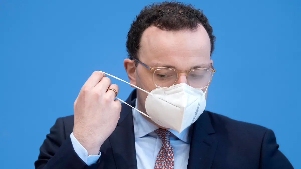 Bilder des Jahres 2021, News 02 Februar News Themen der Woche KW06 Jens Spahn - Coronavirus DEU, Deutschland, Germany, Berlin, 12.02.2021 Jens Spahn, Bundesgesundheitsminister CDU, mit FFP-2-Maske waehrend der Bundespressekonferenz zum Thema Unterrichtung des BMG zum Umgang mit dem Coronavirus in Berlin. Jens Spahn, Federal Minister for Health CDU, wearing a face mask during a press call at the Bundespressekonferenz concerning on the spread of the the novel coronavirus COVID-19 pandemic in Berlin, Germany, *** Jens Spahn Coronavirus DEU, Deutschland, Germany, Berlin, 12 02 2021 Jens Spahn, Federal Minister for Health CDU, wearing a FFP 2 mask during a press call at the Bundespressekonferenz concerning on the spread of the novel coronavirus COVID 19 pandemic in Berlin, Germany,