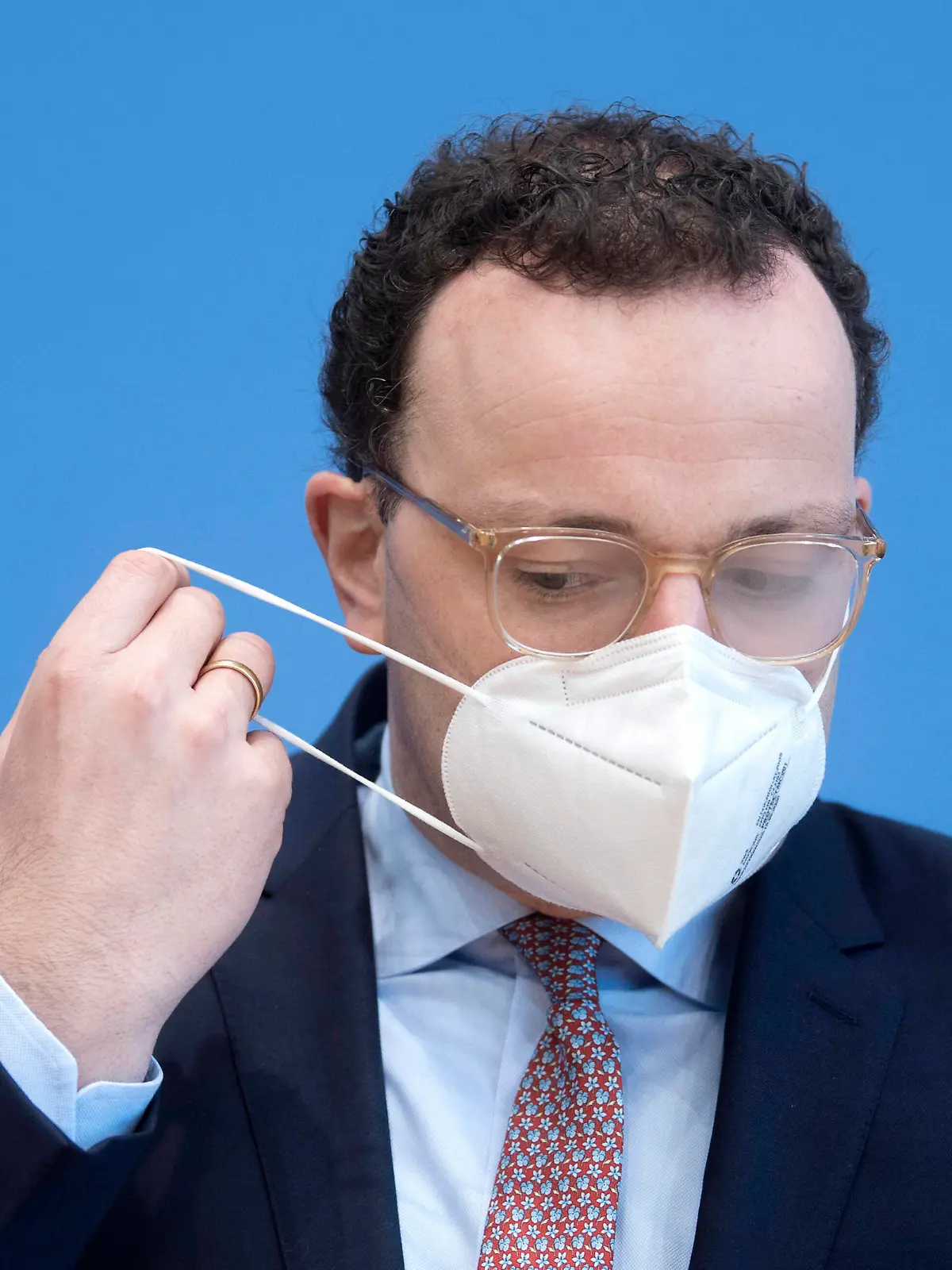 Bilder des Jahres 2021, News 02 Februar News Themen der Woche KW06 Jens Spahn - Coronavirus DEU, Deutschland, Germany, Berlin, 12.02.2021 Jens Spahn, Bundesgesundheitsminister CDU, mit FFP-2-Maske waehrend der Bundespressekonferenz zum Thema Unterrichtung des BMG zum Umgang mit dem Coronavirus in Berlin. Jens Spahn, Federal Minister for Health CDU, wearing a face mask during a press call at the Bundespressekonferenz concerning on the spread of the the novel coronavirus COVID-19 pandemic in Berlin, Germany, *** Jens Spahn Coronavirus DEU, Deutschland, Germany, Berlin, 12 02 2021 Jens Spahn, Federal Minister for Health CDU, wearing a FFP 2 mask during a press call at the Bundespressekonferenz concerning on the spread of the novel coronavirus COVID 19 pandemic in Berlin, Germany,